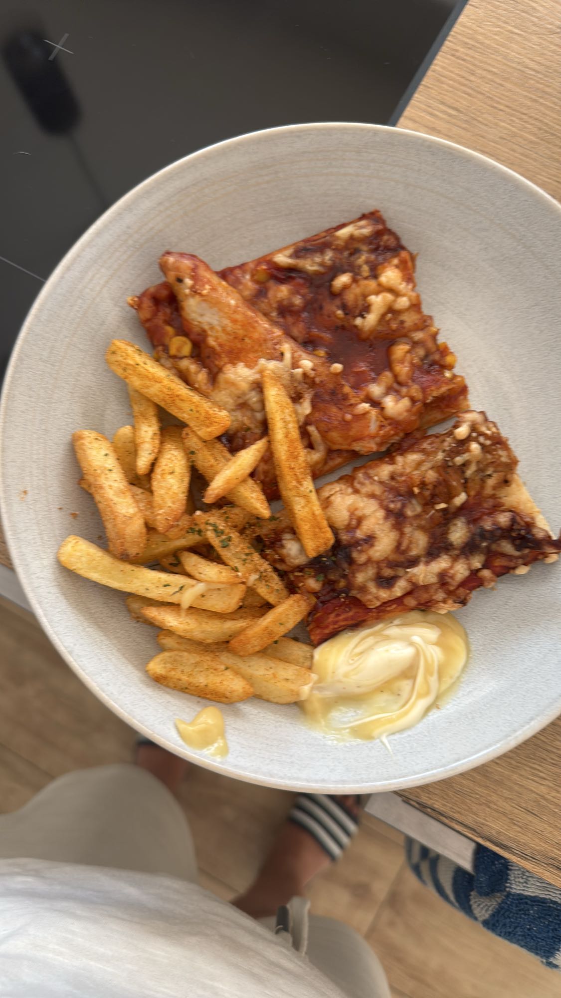 Pizza mit Barbecue, Mais, Hähnchen und Light Käse mit etwas Mayo Light