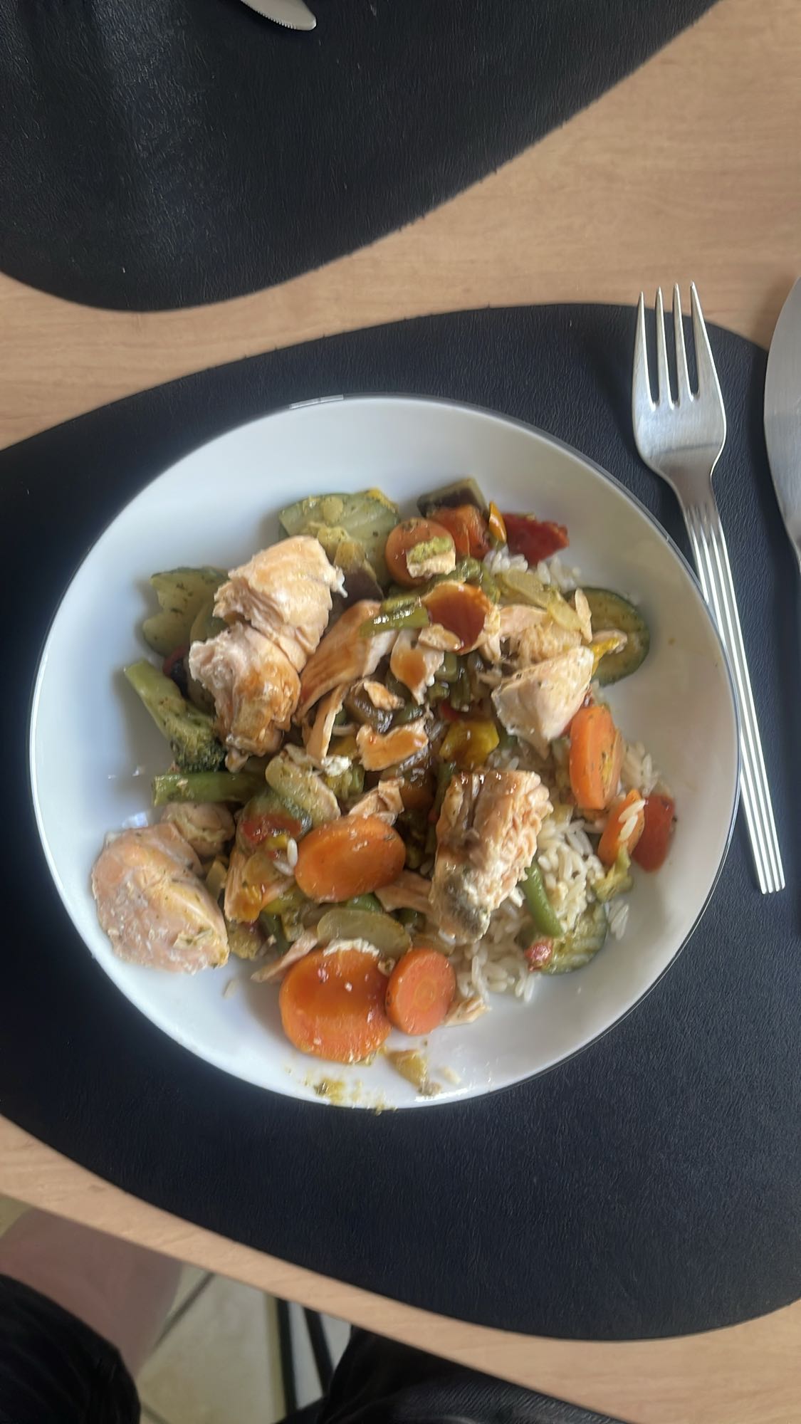 Zalm met rijst en groenten