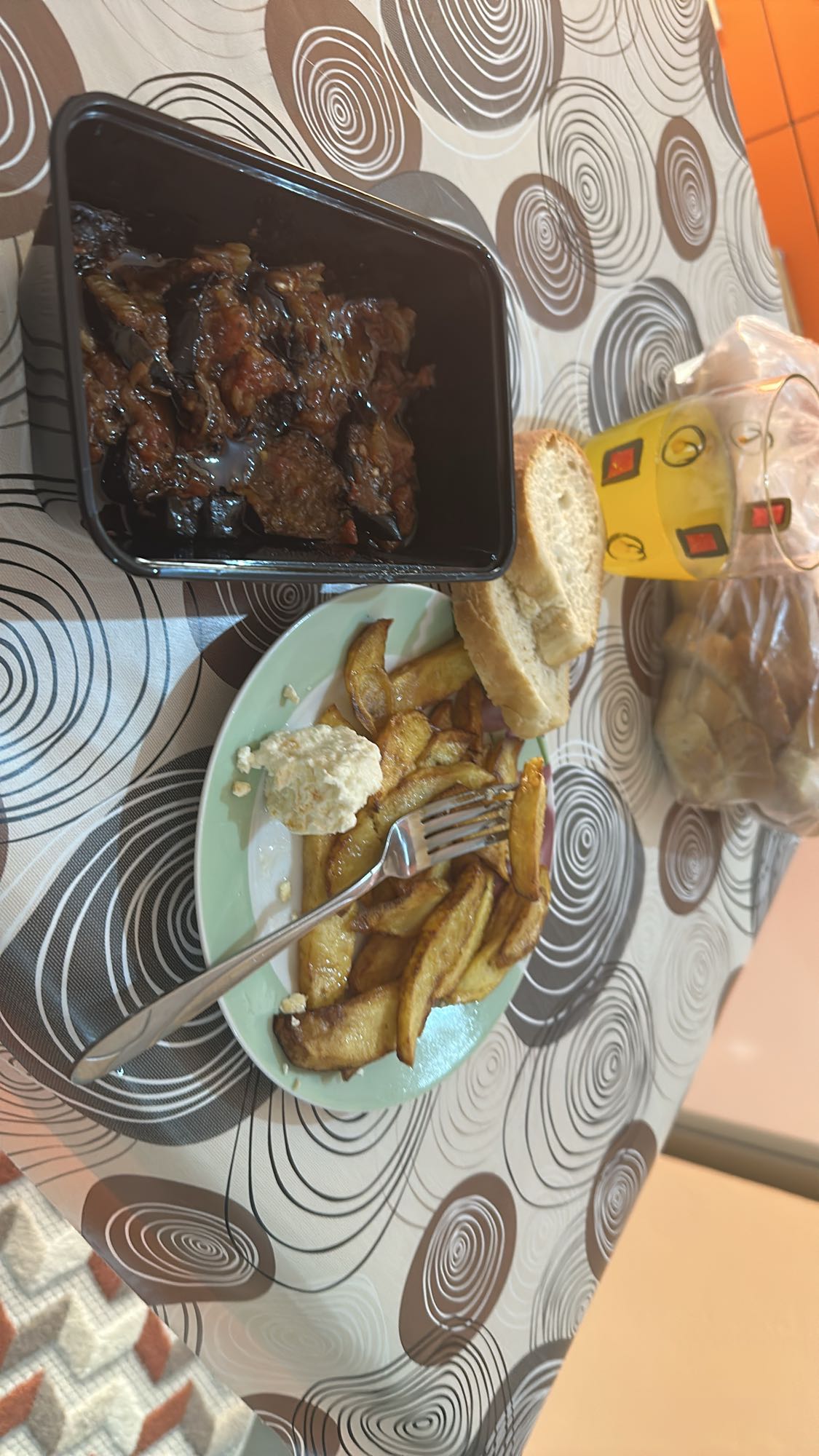 Patate, bukë dhe perime