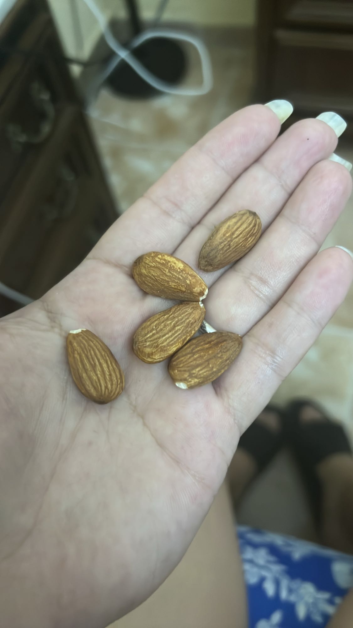 Almendras en mano