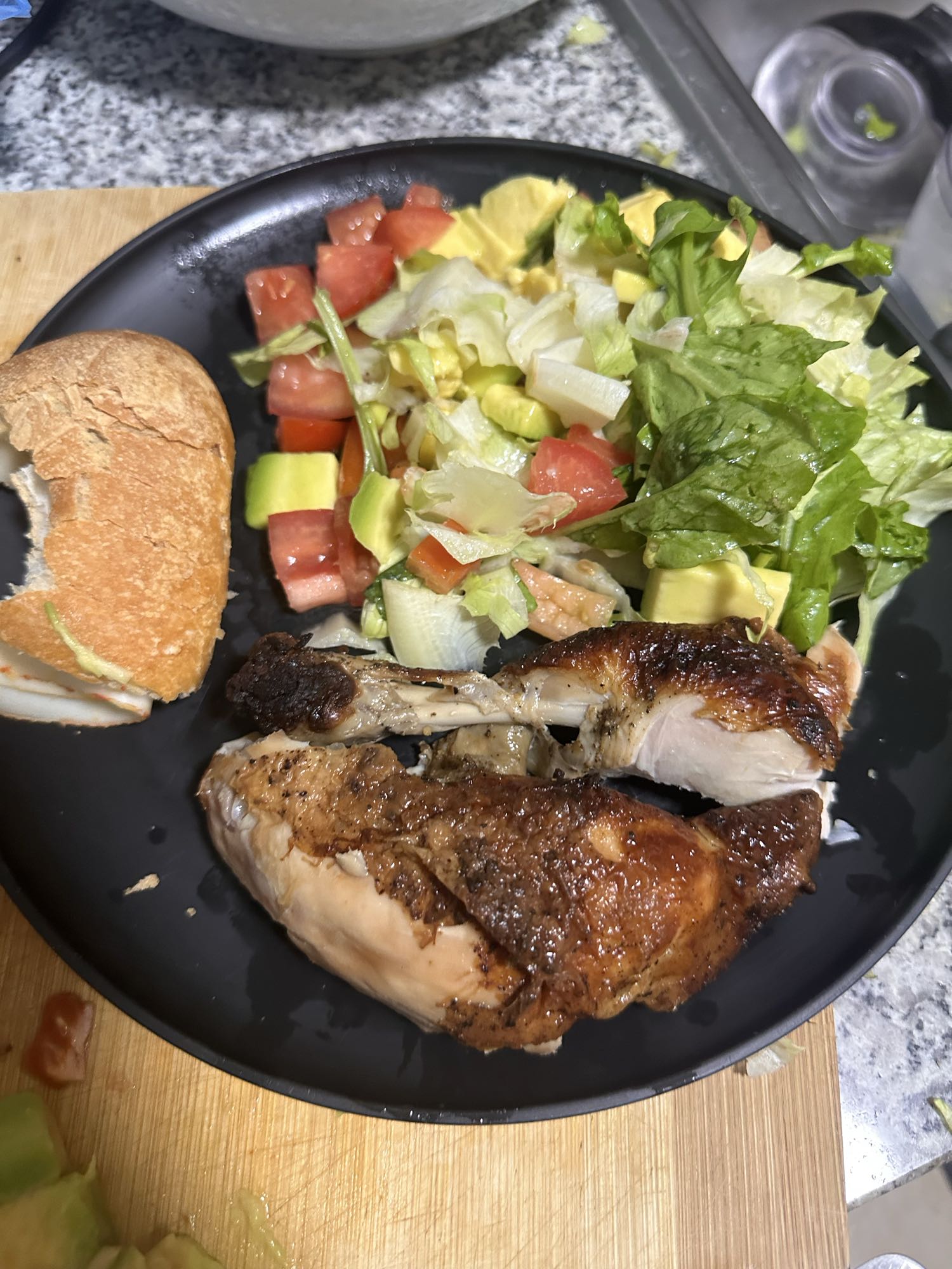 Pollo con ensalada y pan