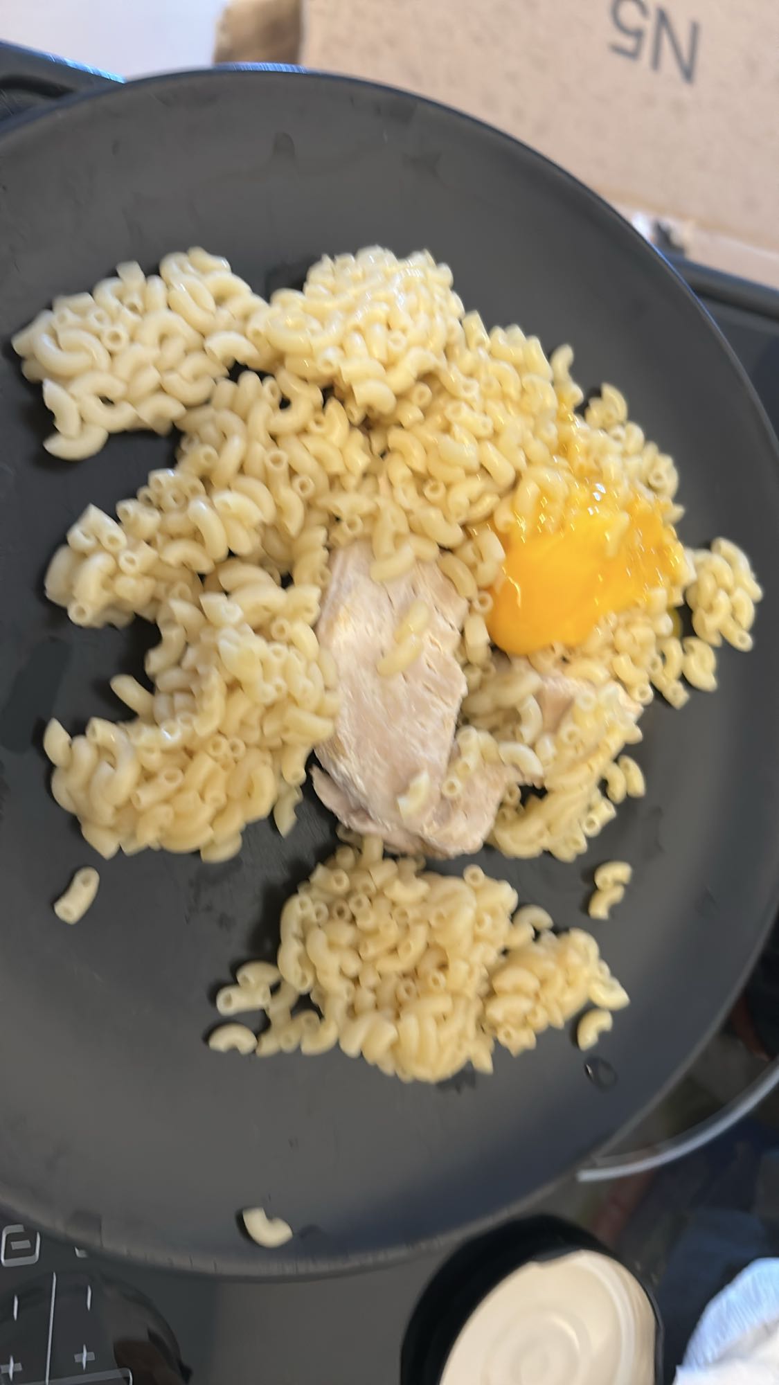 Pâtes au poulet et œuf