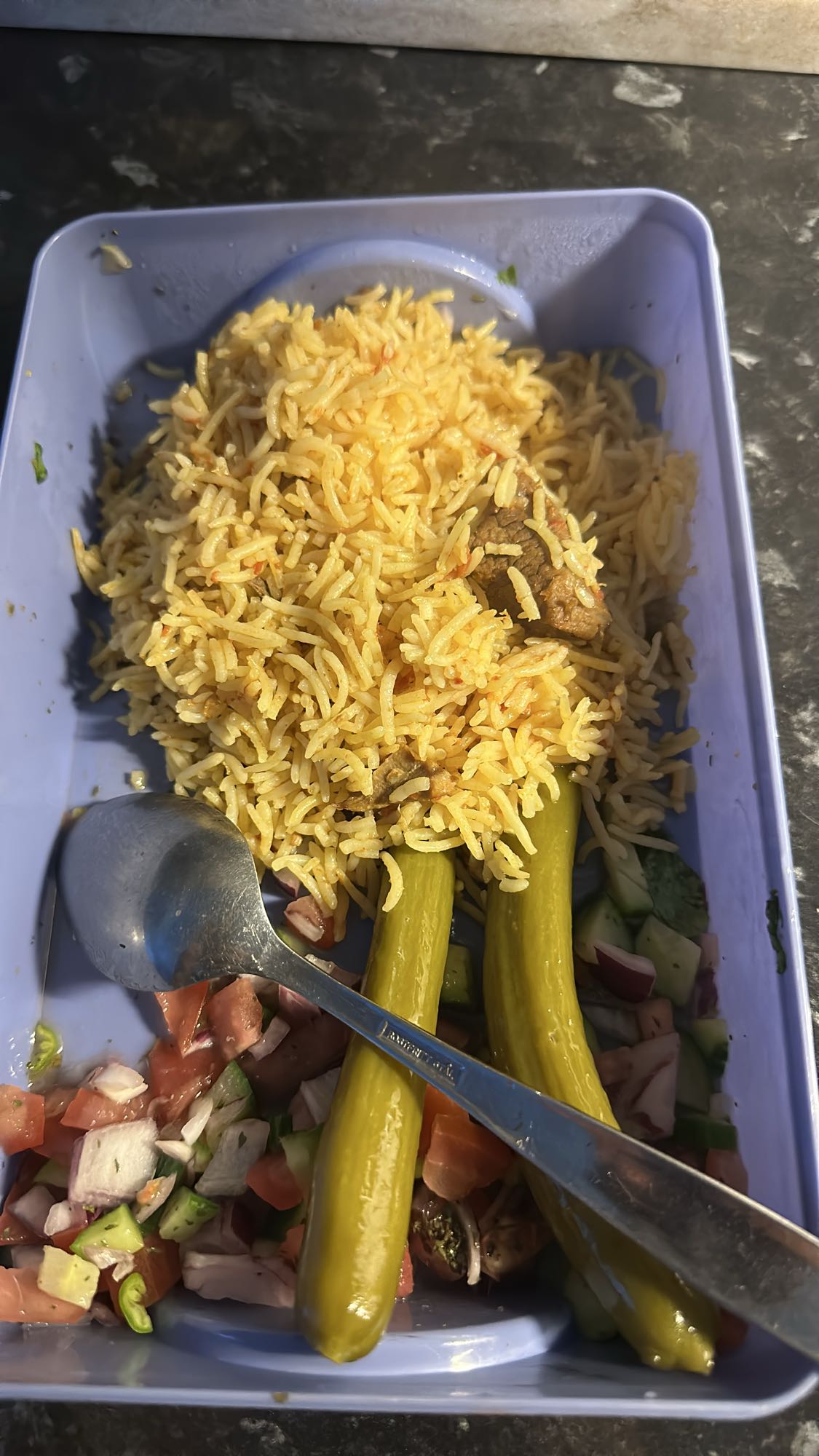 Ris med kött och sallad