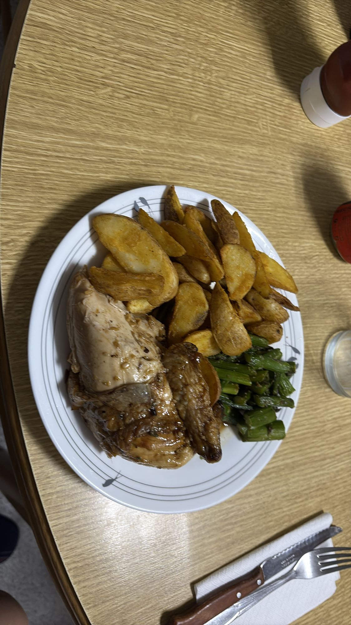 Pollo con papas y espárragos