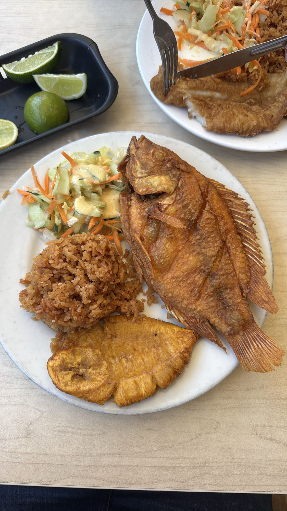 Pescado frito con arroz y plátano