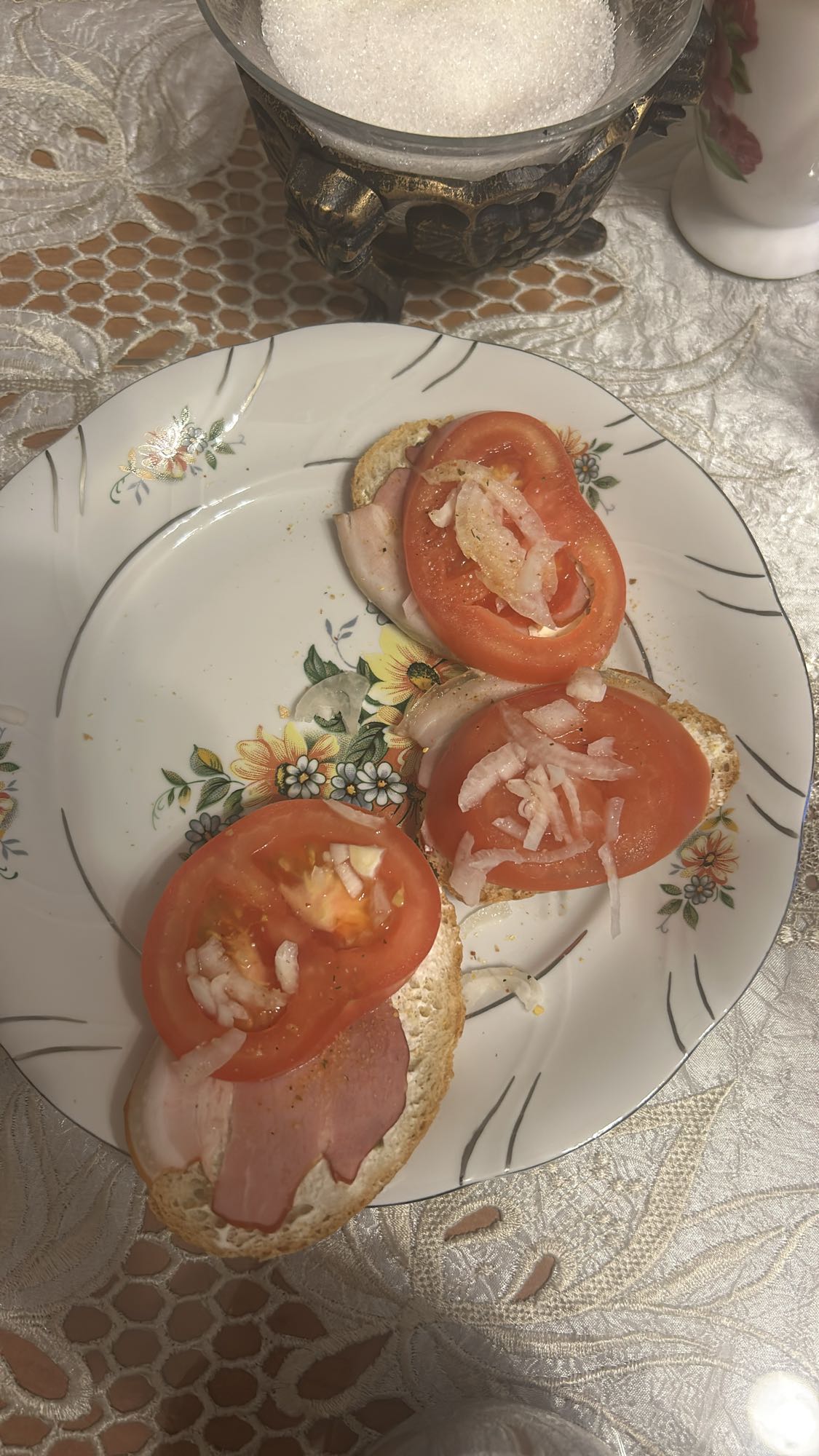 Kanapki z szynką i pomidorem