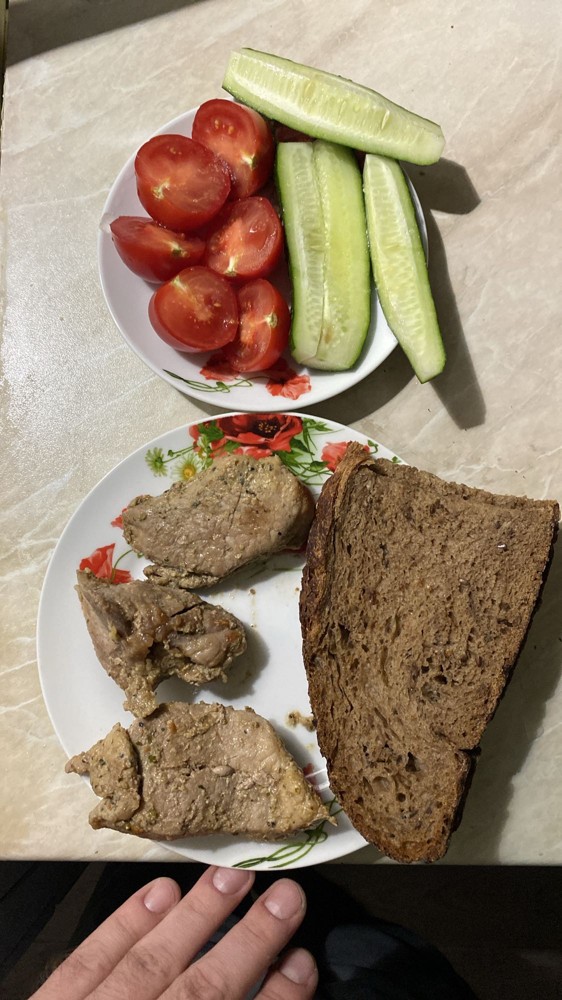 Мясо с овощами и хлебом