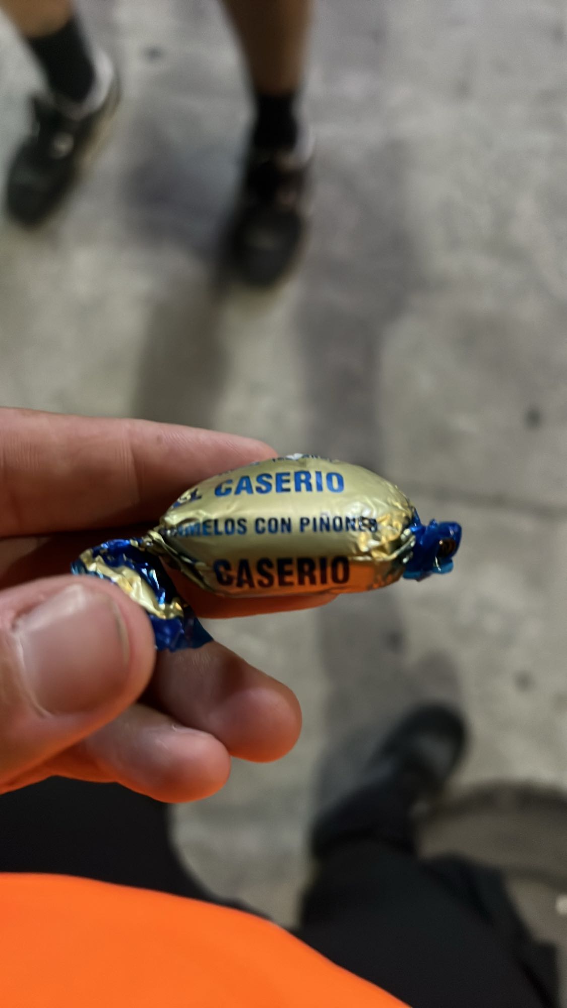 caramelo con piñones