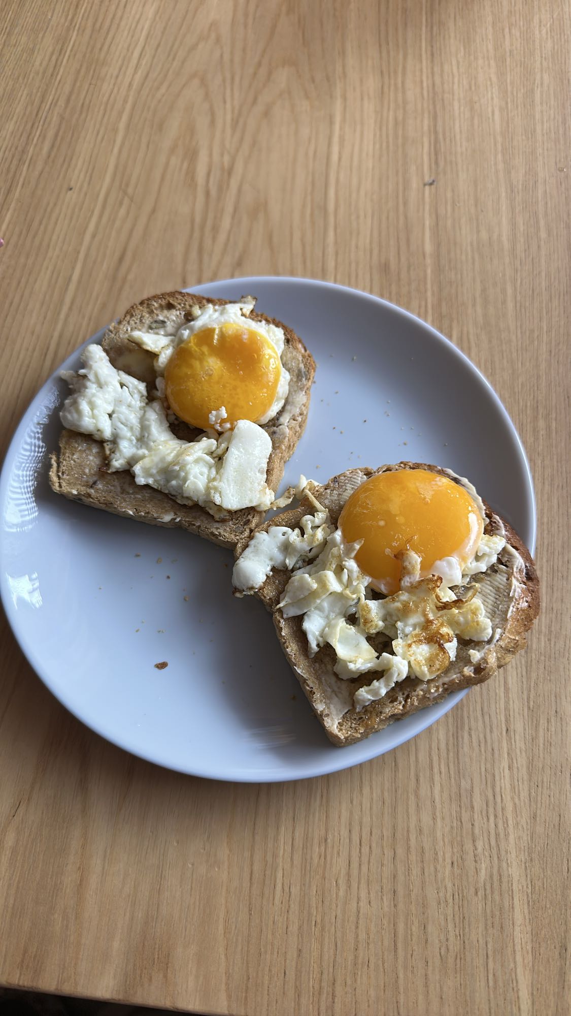 Jajka sadzone na chlebie