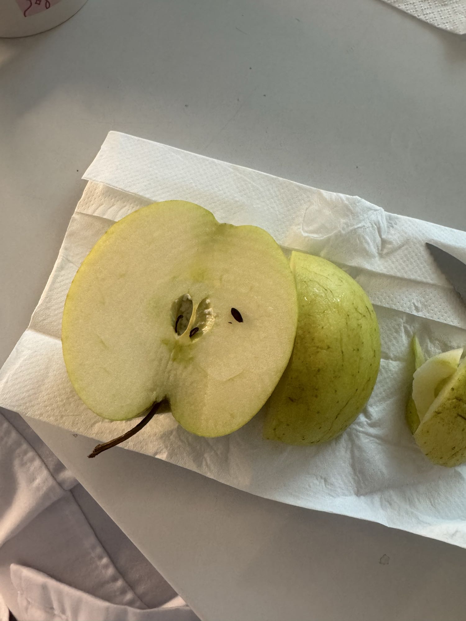 Halber grüner Apfel