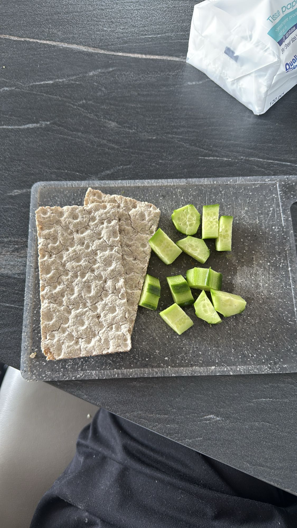 Crispbread and cucumber snack