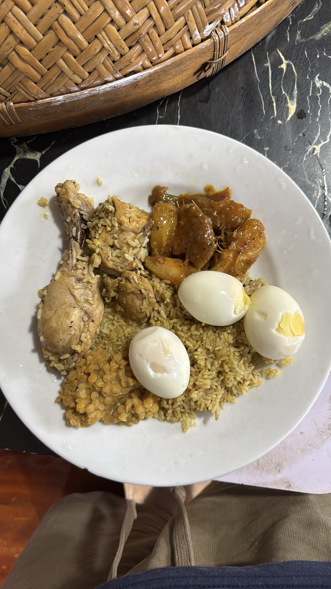 Spiced rice with chicken and eggs