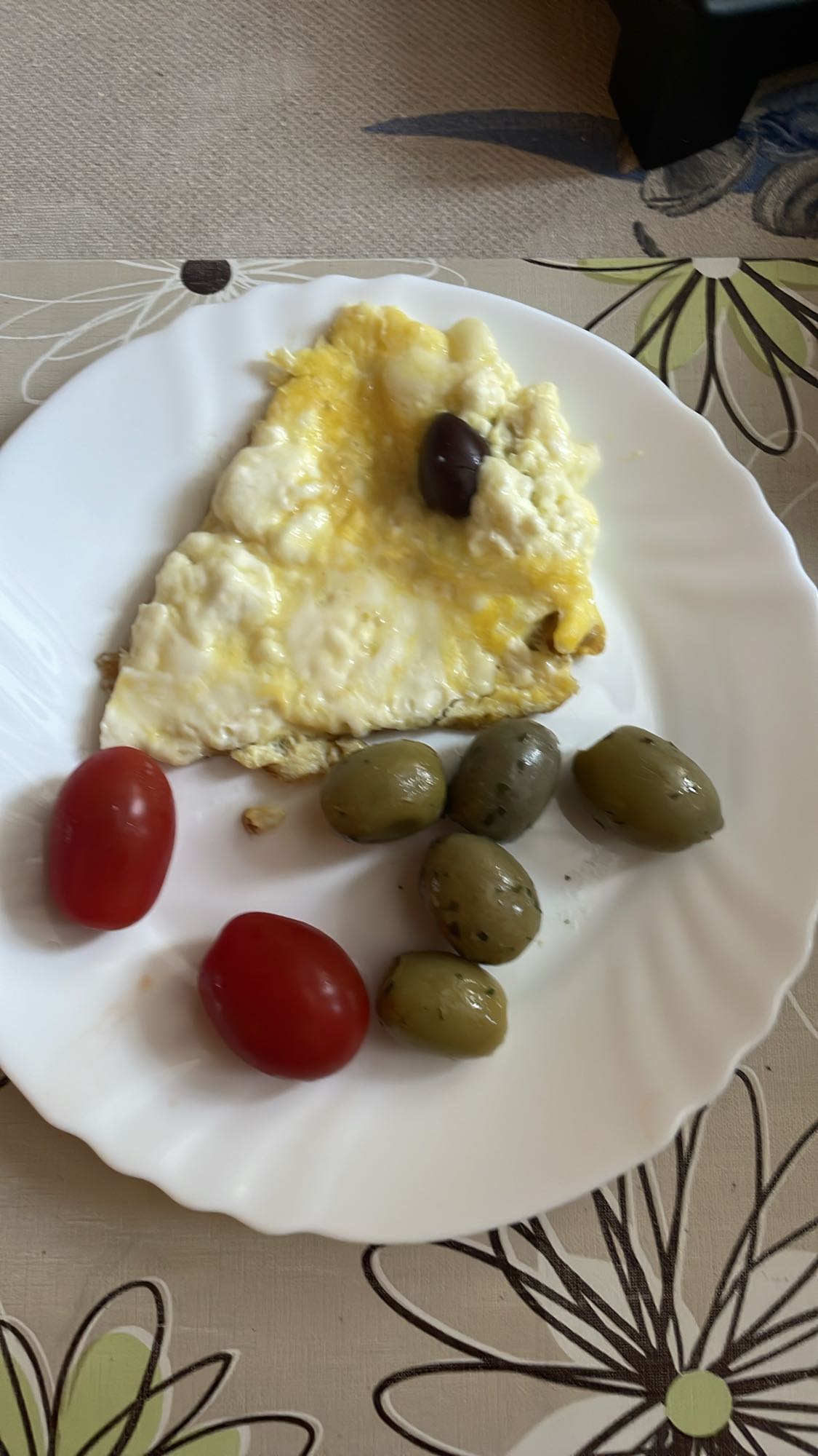 Omlet cu brânză, roșii și măsline