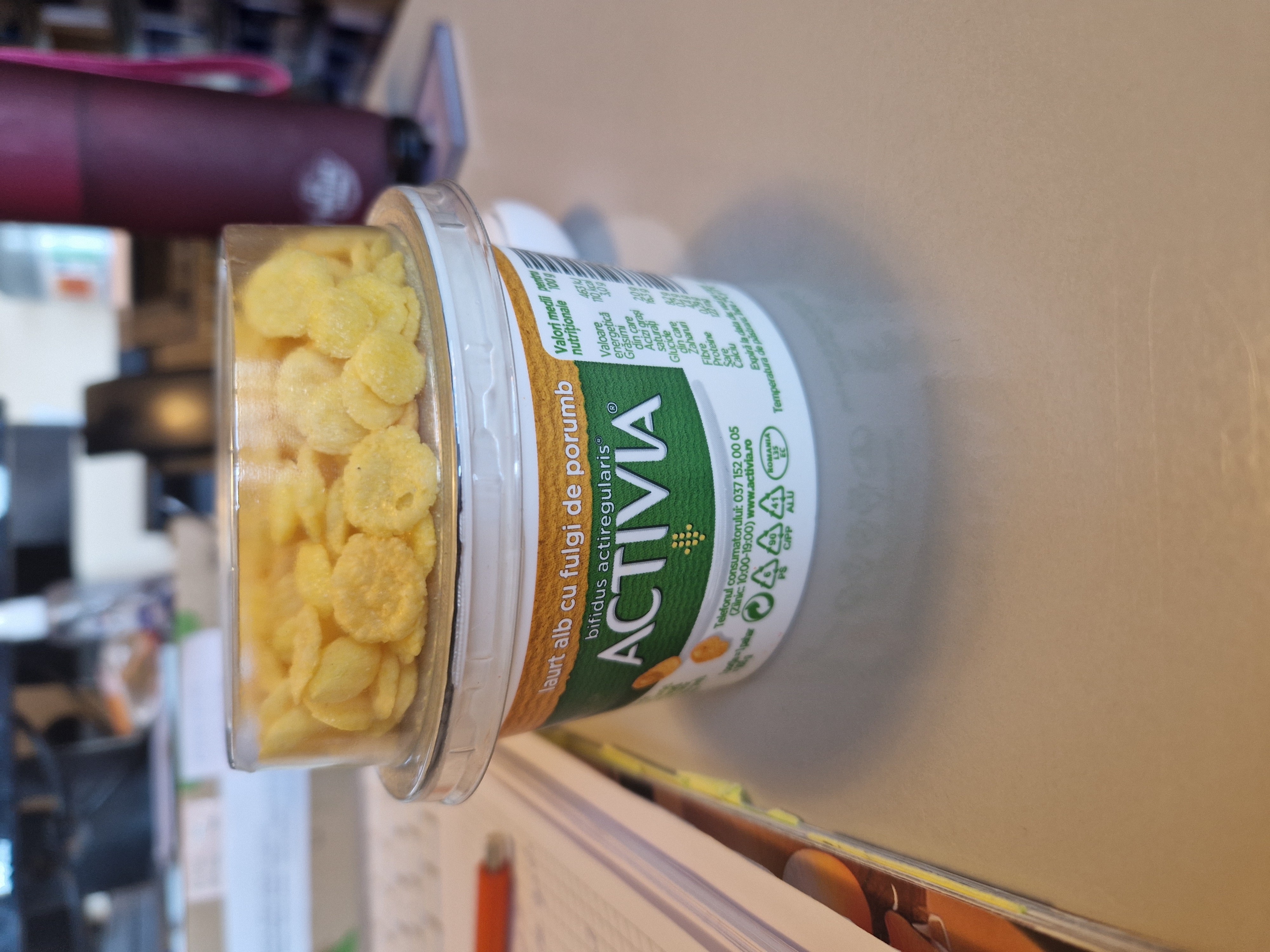 Yogurt with corn flakes