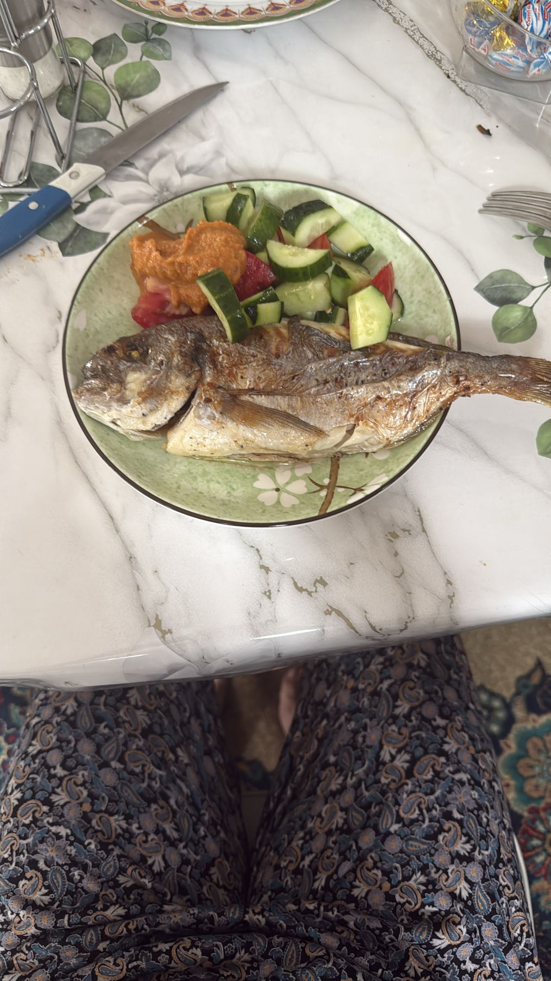 запеченная рыба с салатом