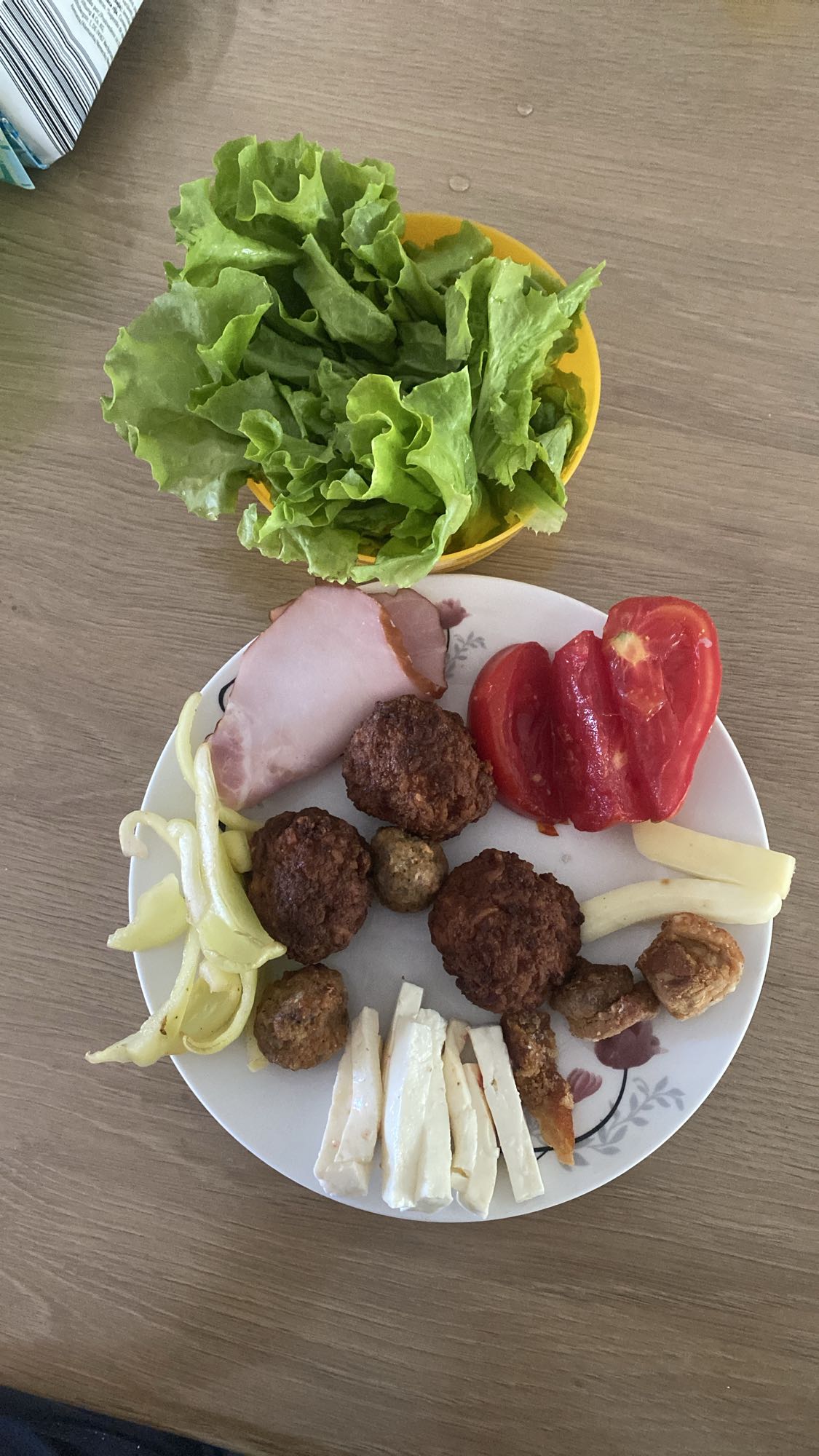 Platou mixt cu salată