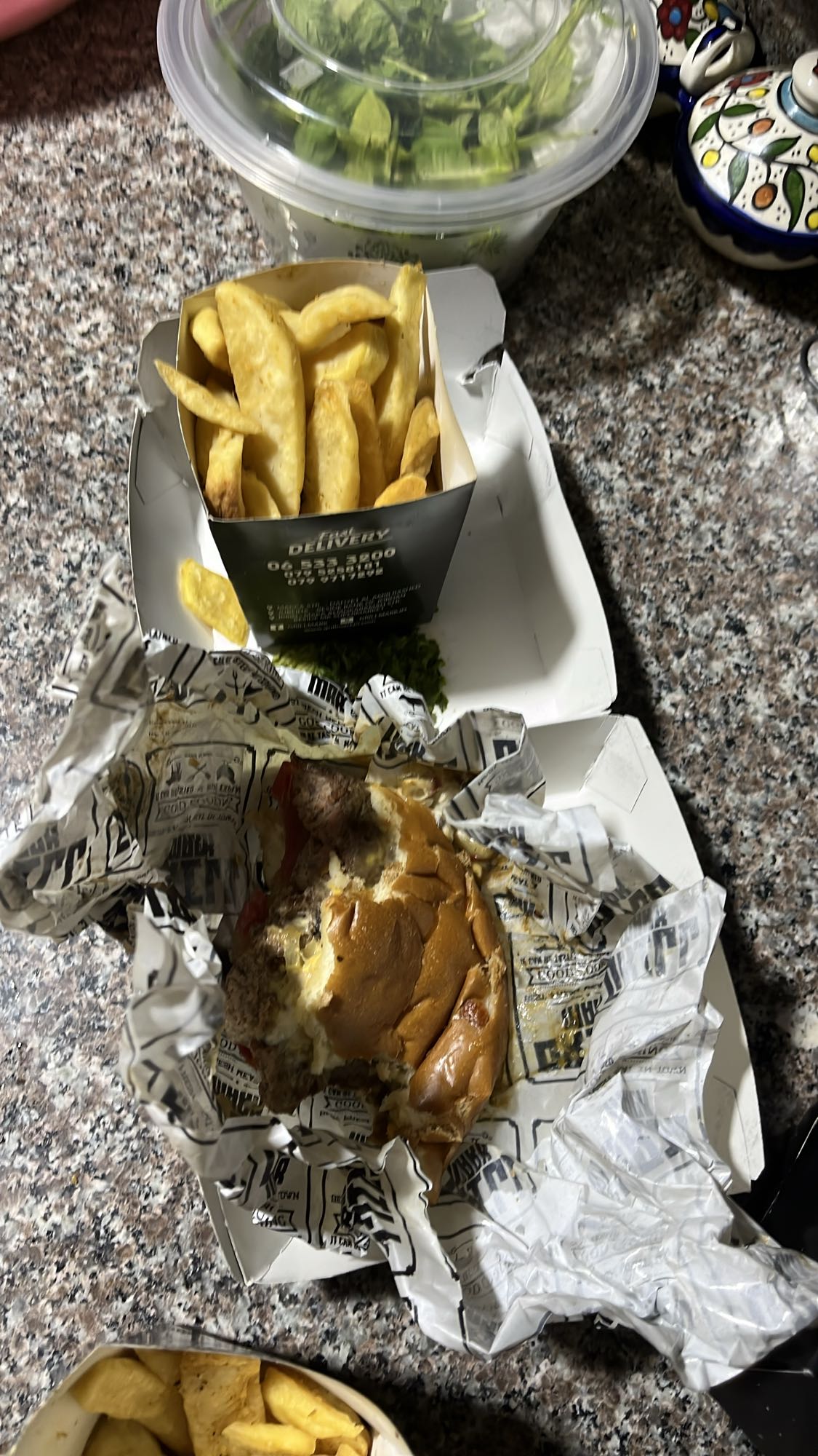 برجر مع بطاطس وسلطة