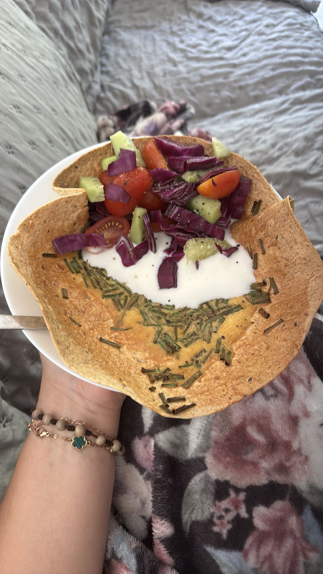Tortilla z warzywami, jogurtem i jajkiem