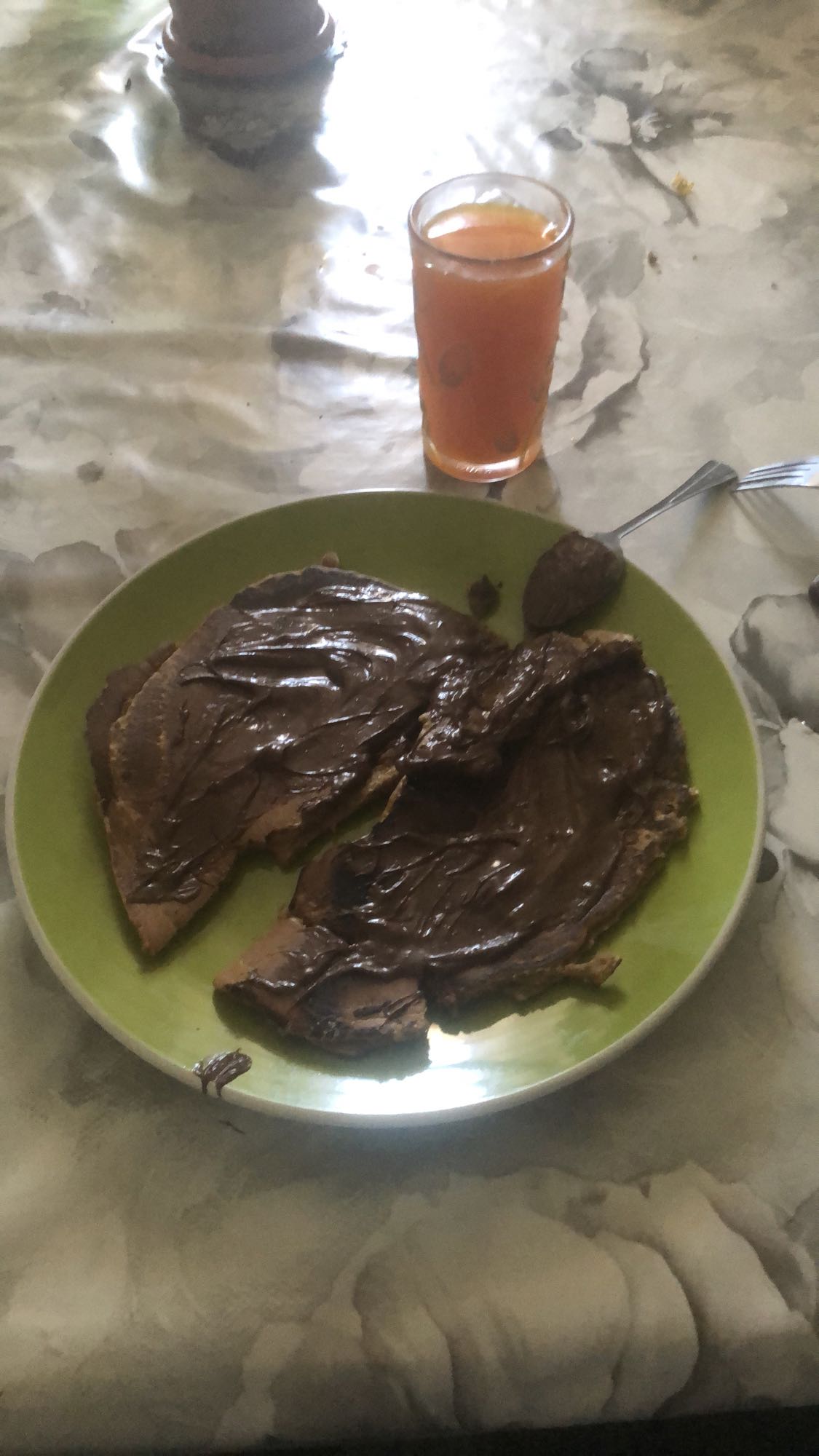 Pancake aux œufs, flocons d'avoine, beurre de cacahuète, pâte à tartiner et pêches