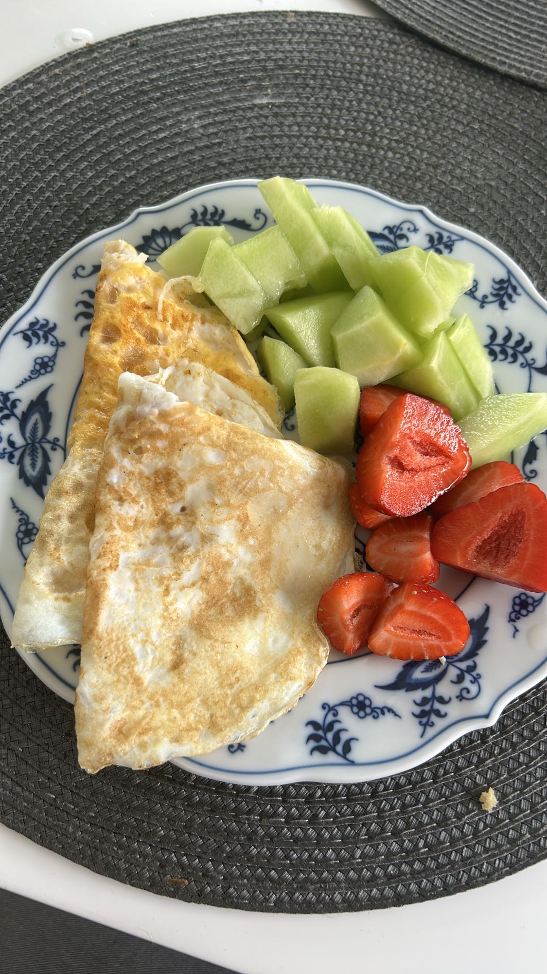 Omelett med frukt och grönsaker