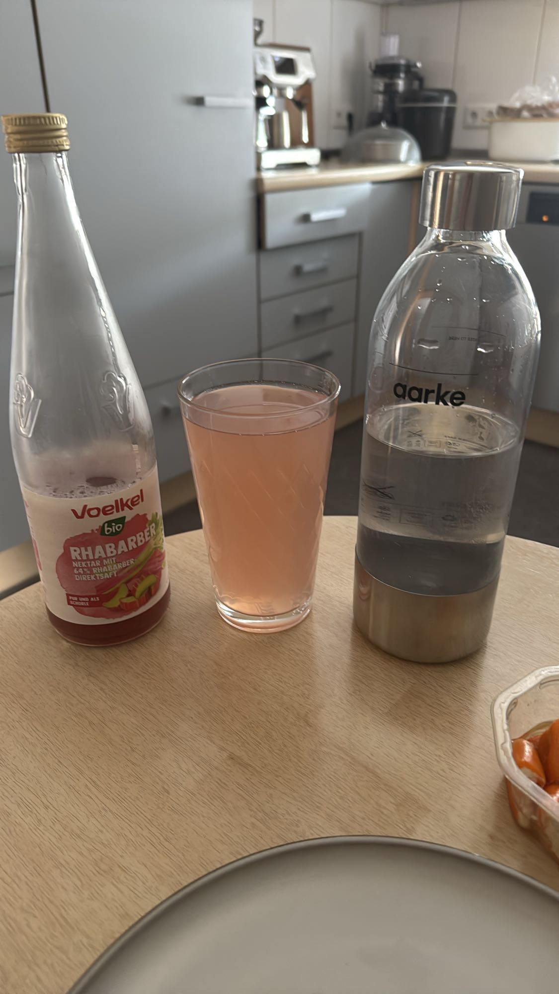 Rhabarbersaft mit Wasser