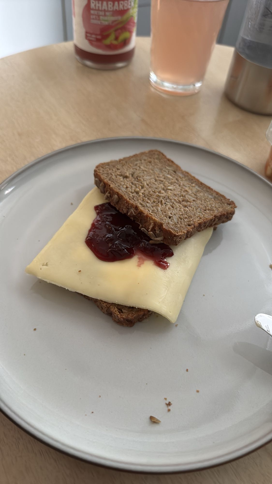 Käsebrot mit Marmelade