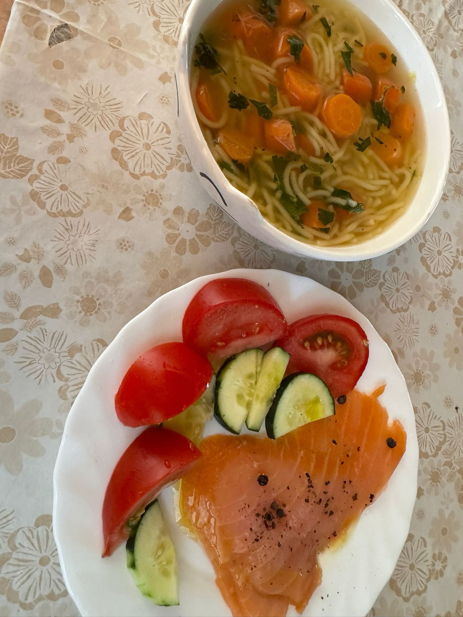 Zalm met soep en salade