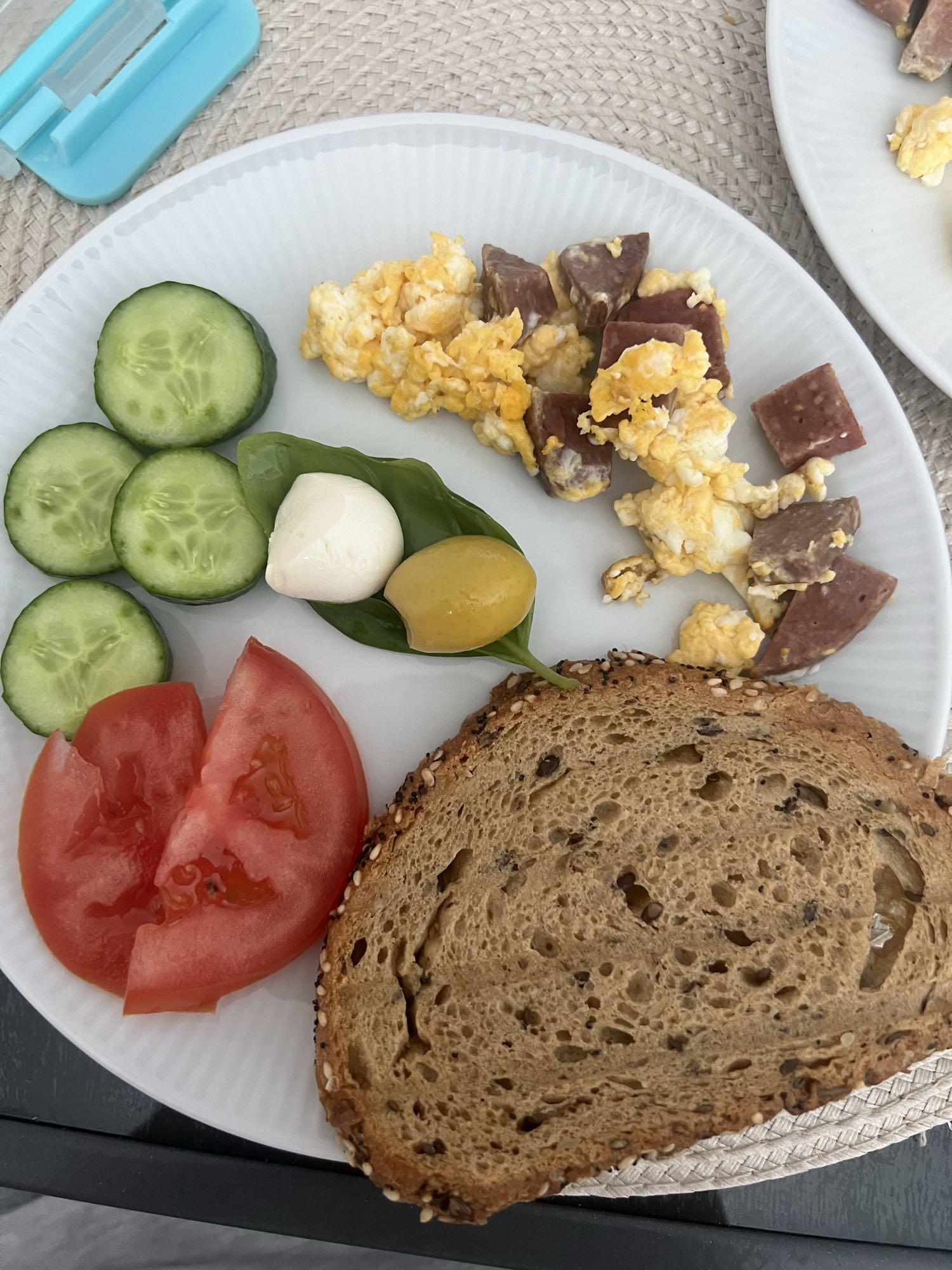 Ontbijtbord met ei en brood
