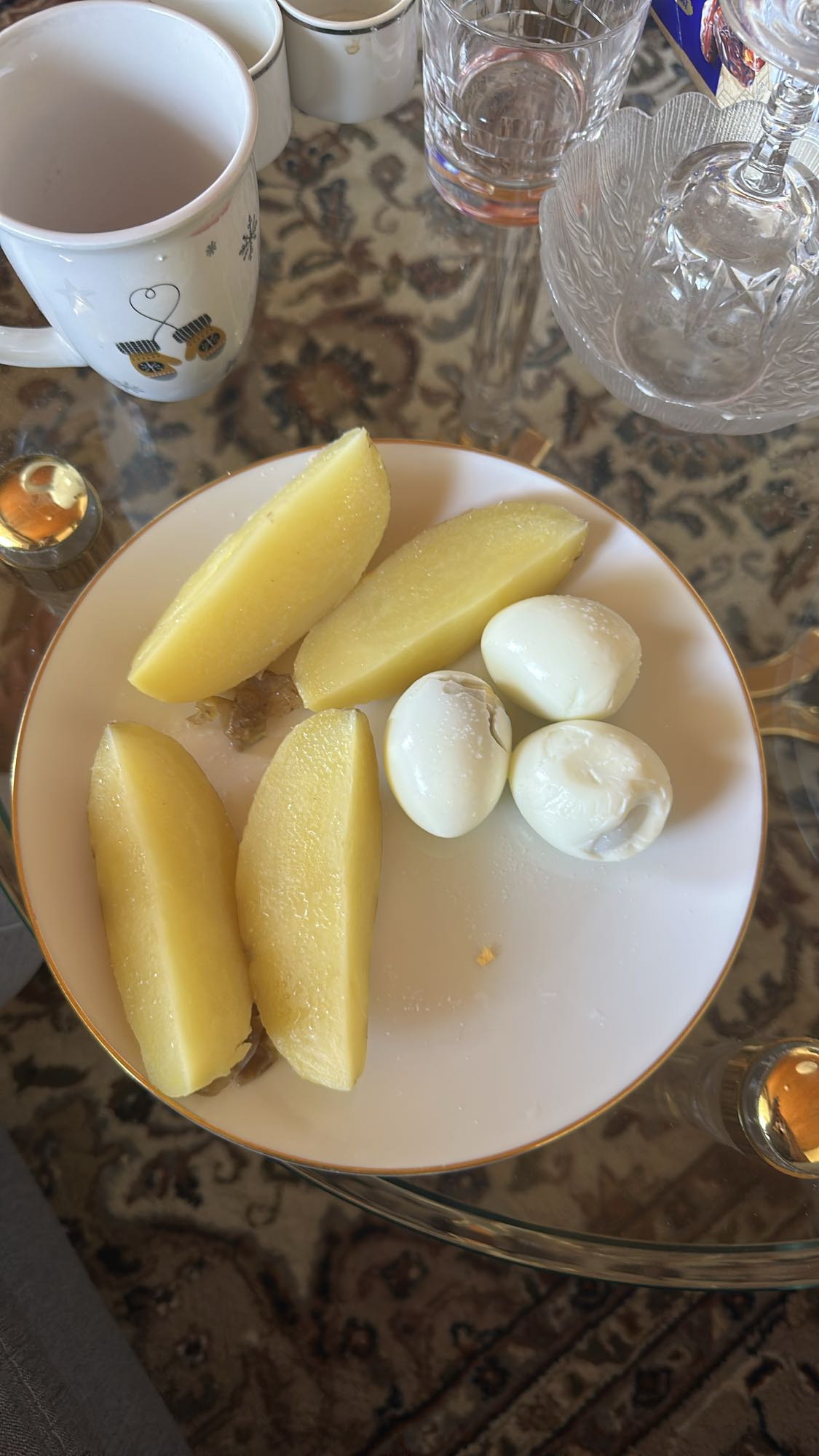 Haşlanmış patates ve yumurta