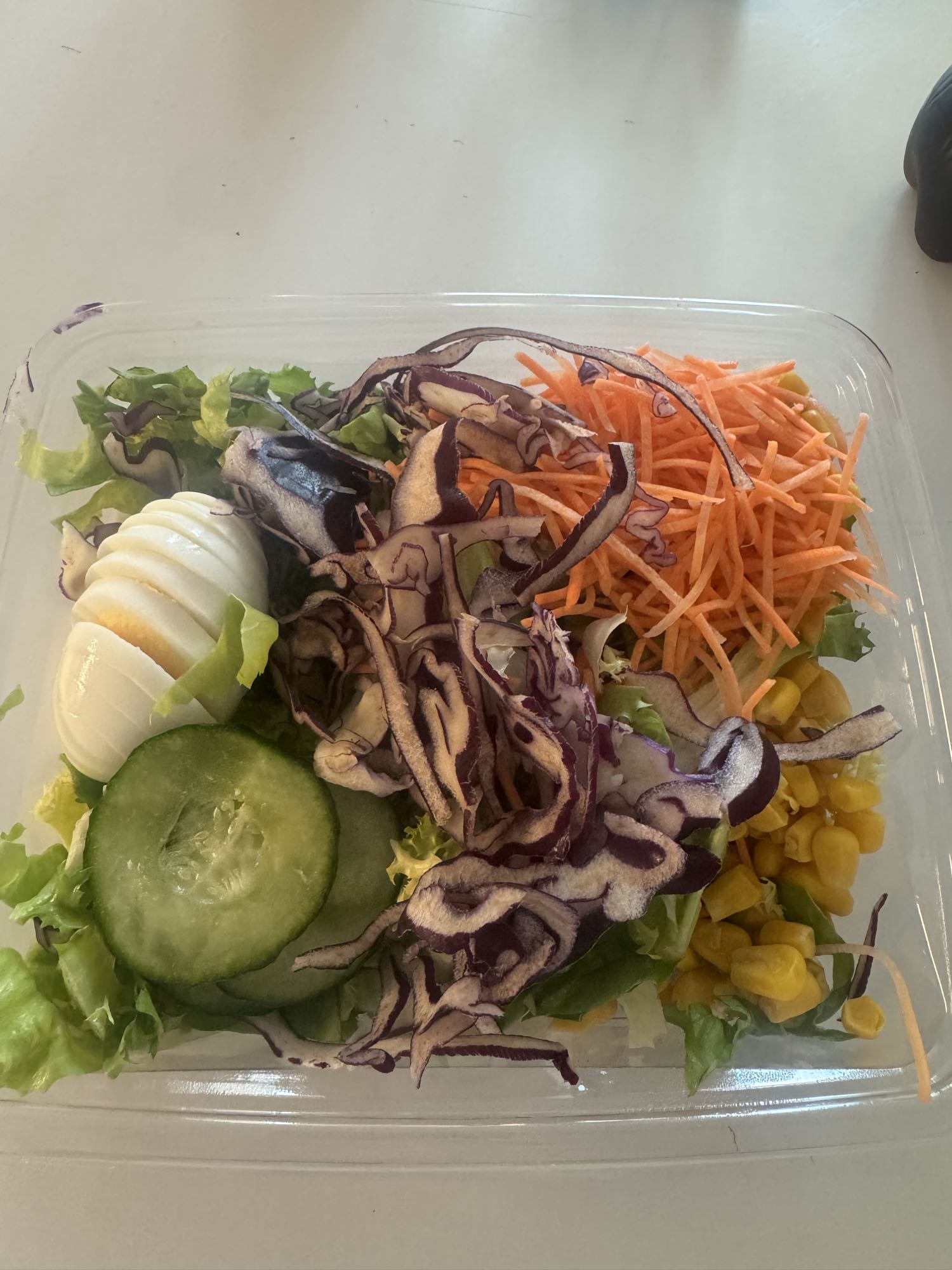 Salata ve haşlanmış yumurta