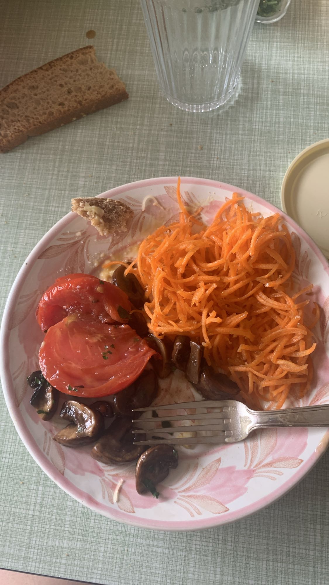 Légumes et pain simple