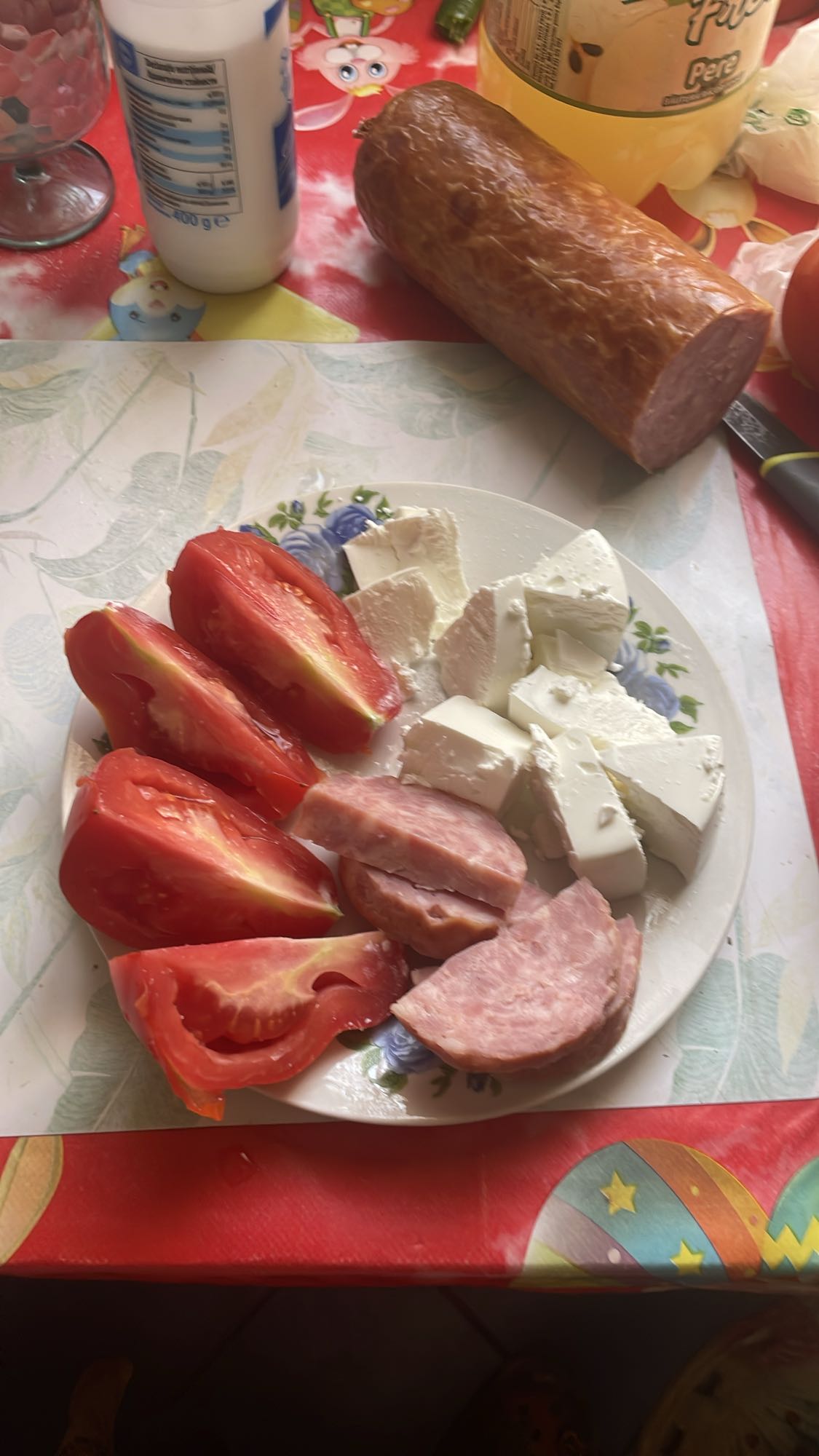 Mic dejun cu roșii și brânză