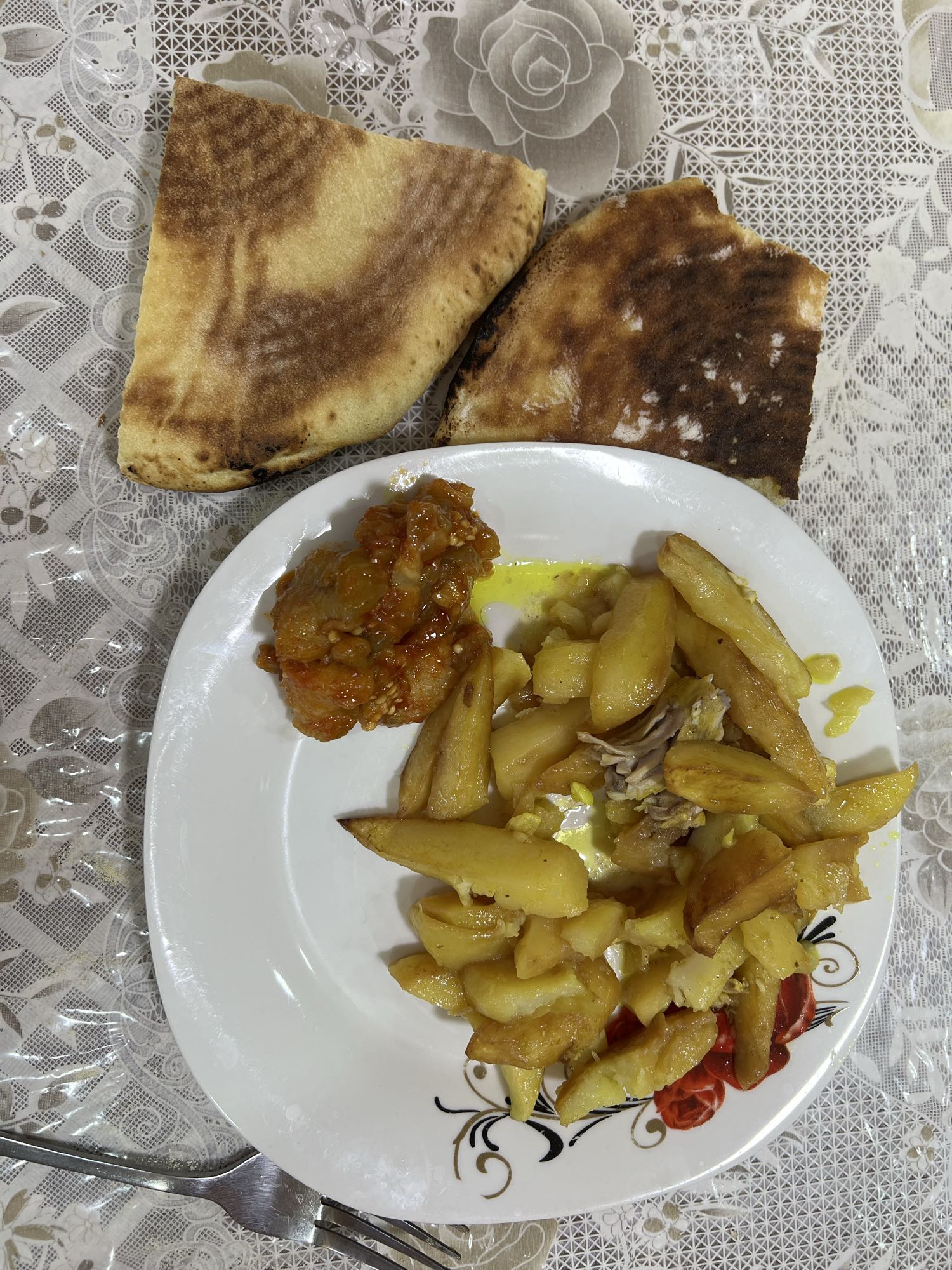 Pommes, pain et ragoût