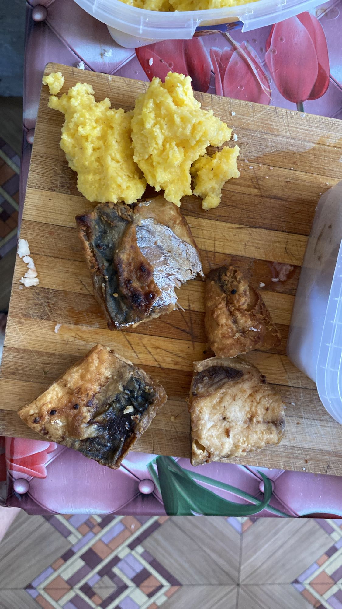 Pește prăjit cu mămăligă