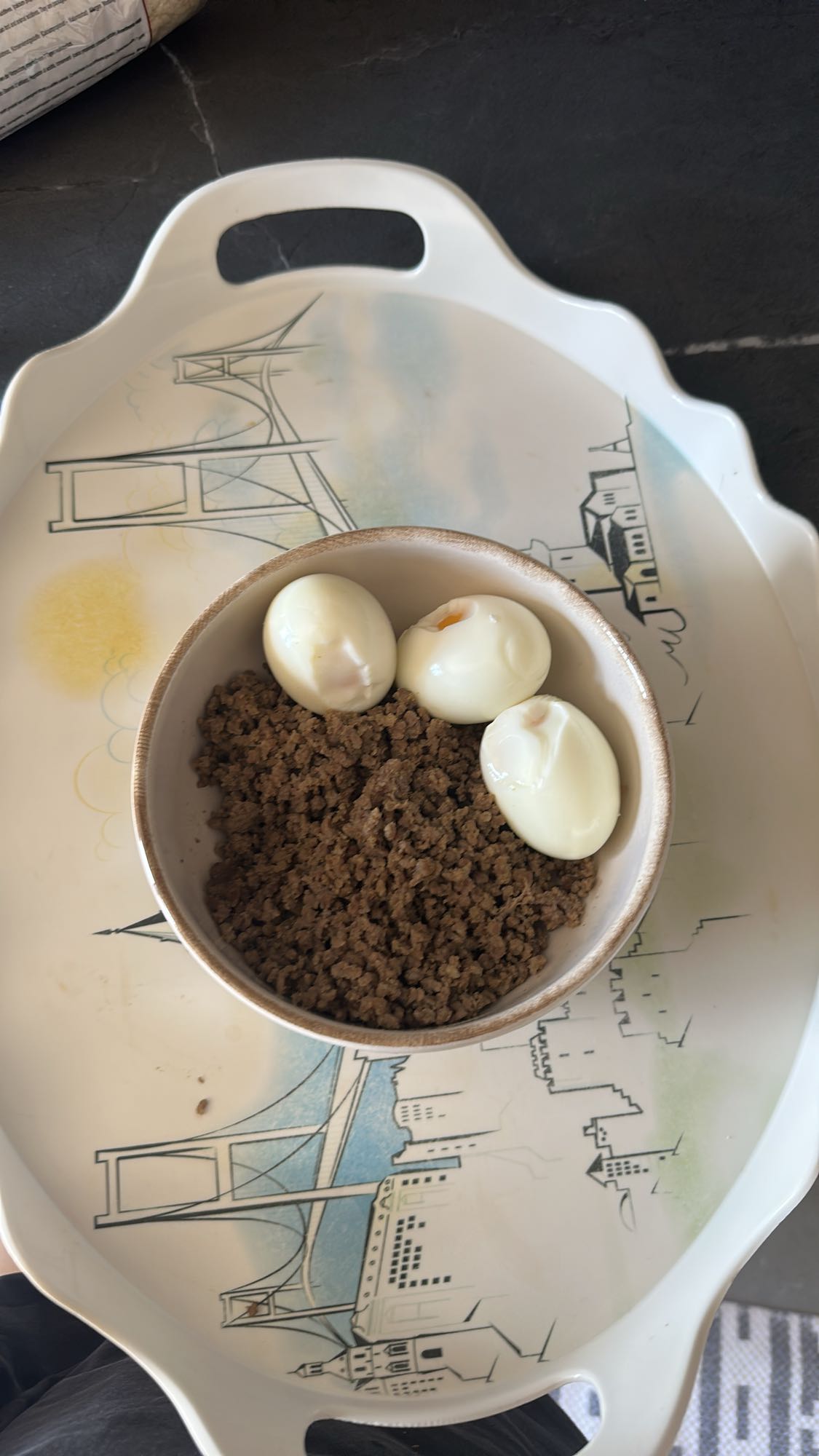 Kıyma ve haşlanmış yumurta