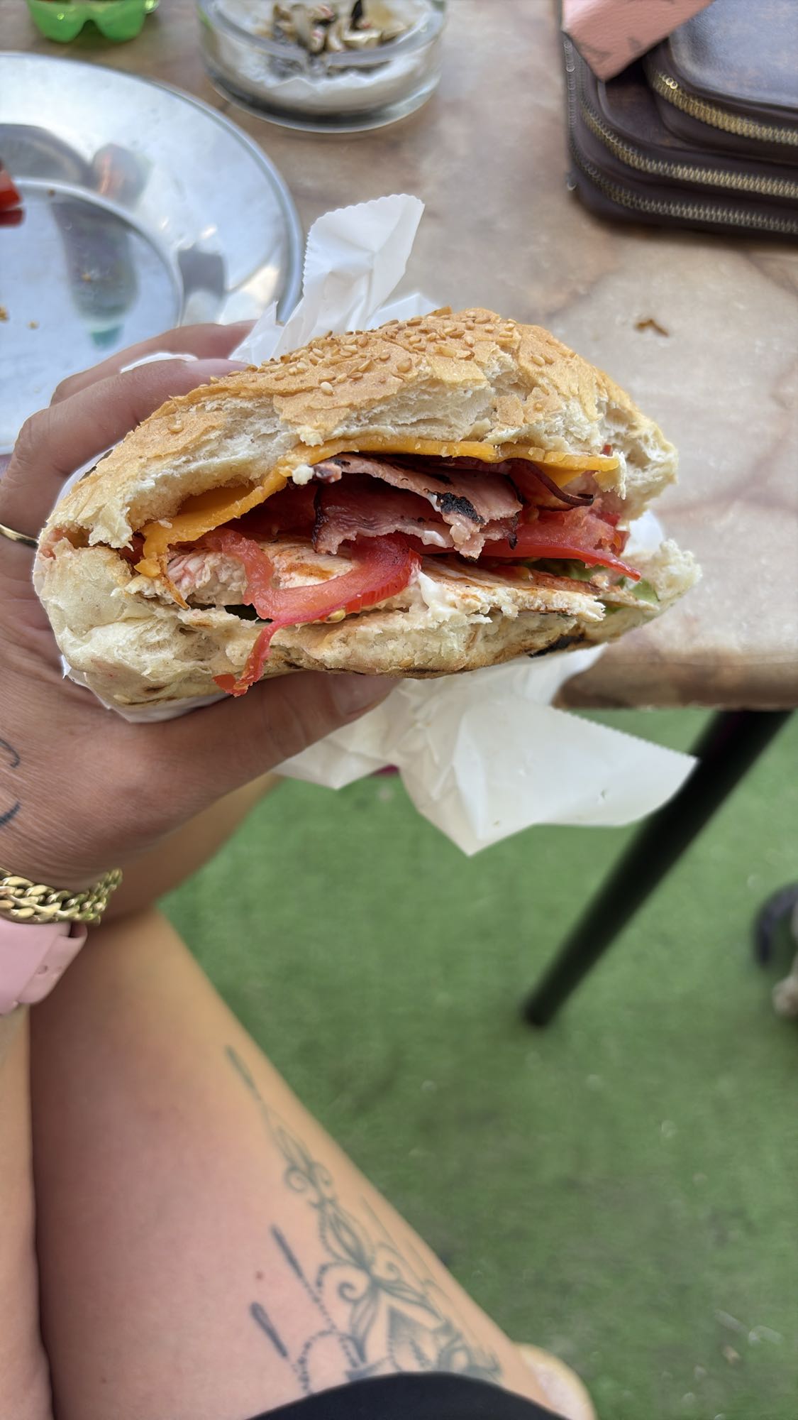 Sandviș cu carne și legume