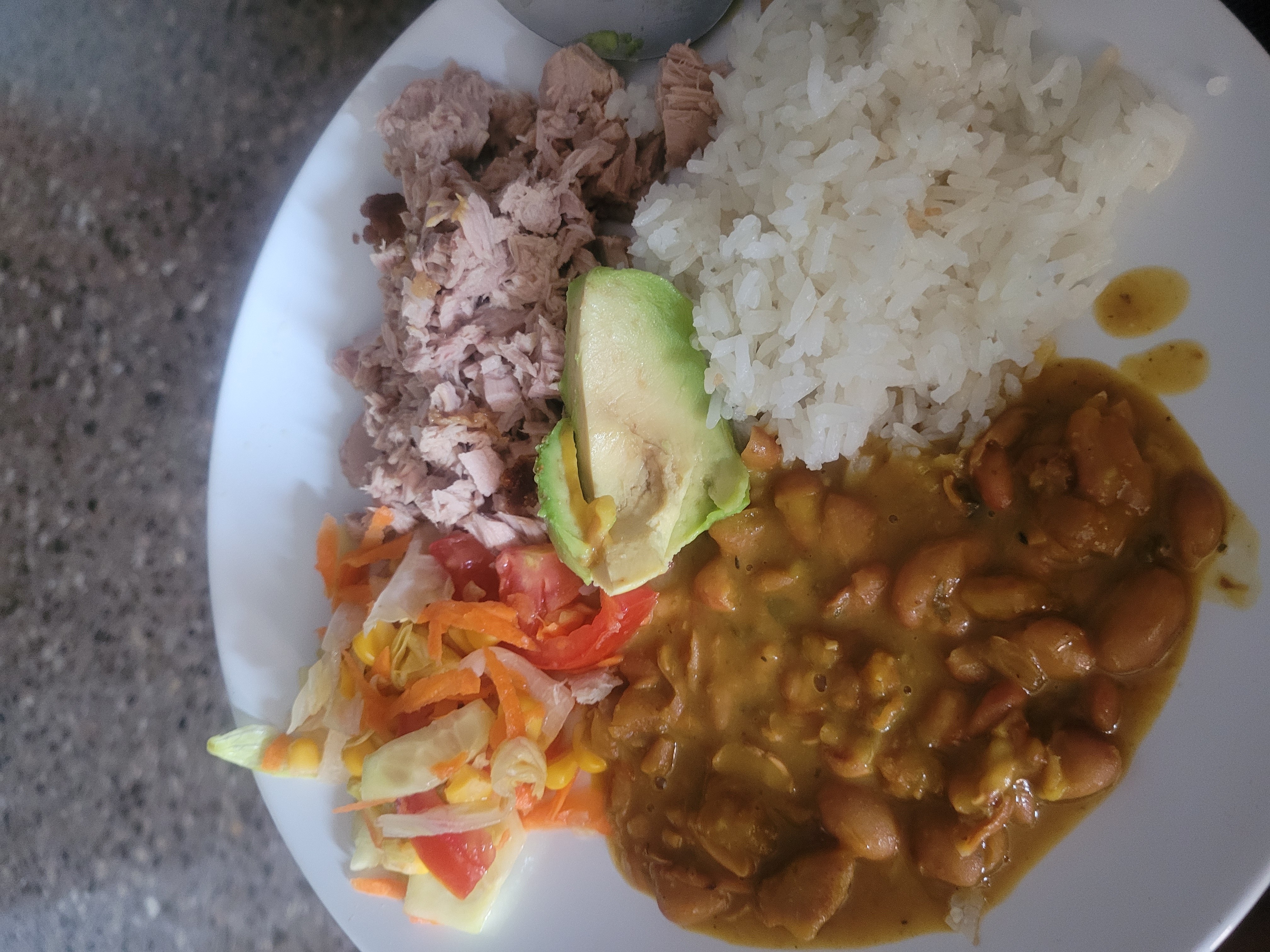 Plato de arroz, atún y frijoles