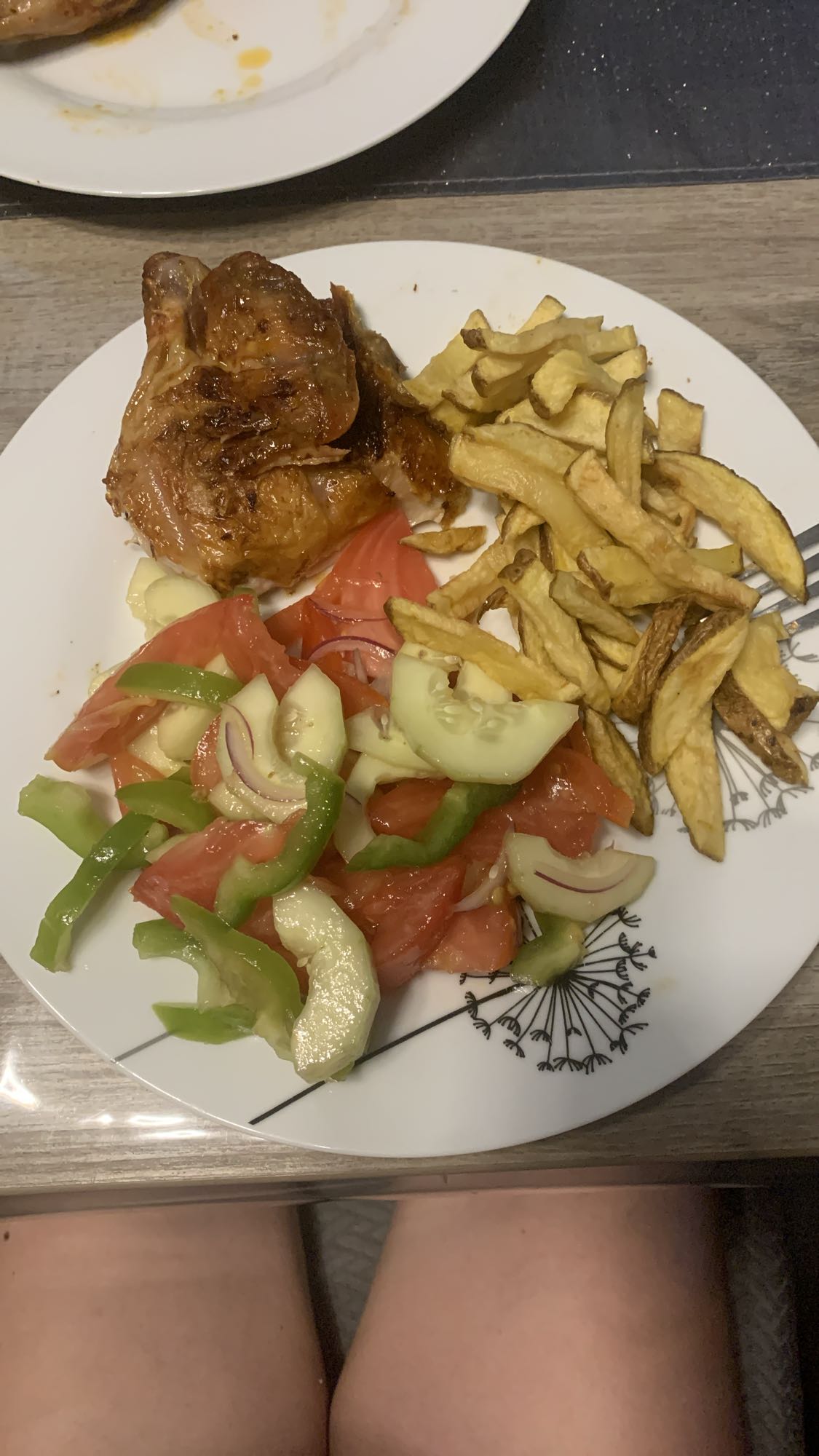 Poulet avec frites et salade