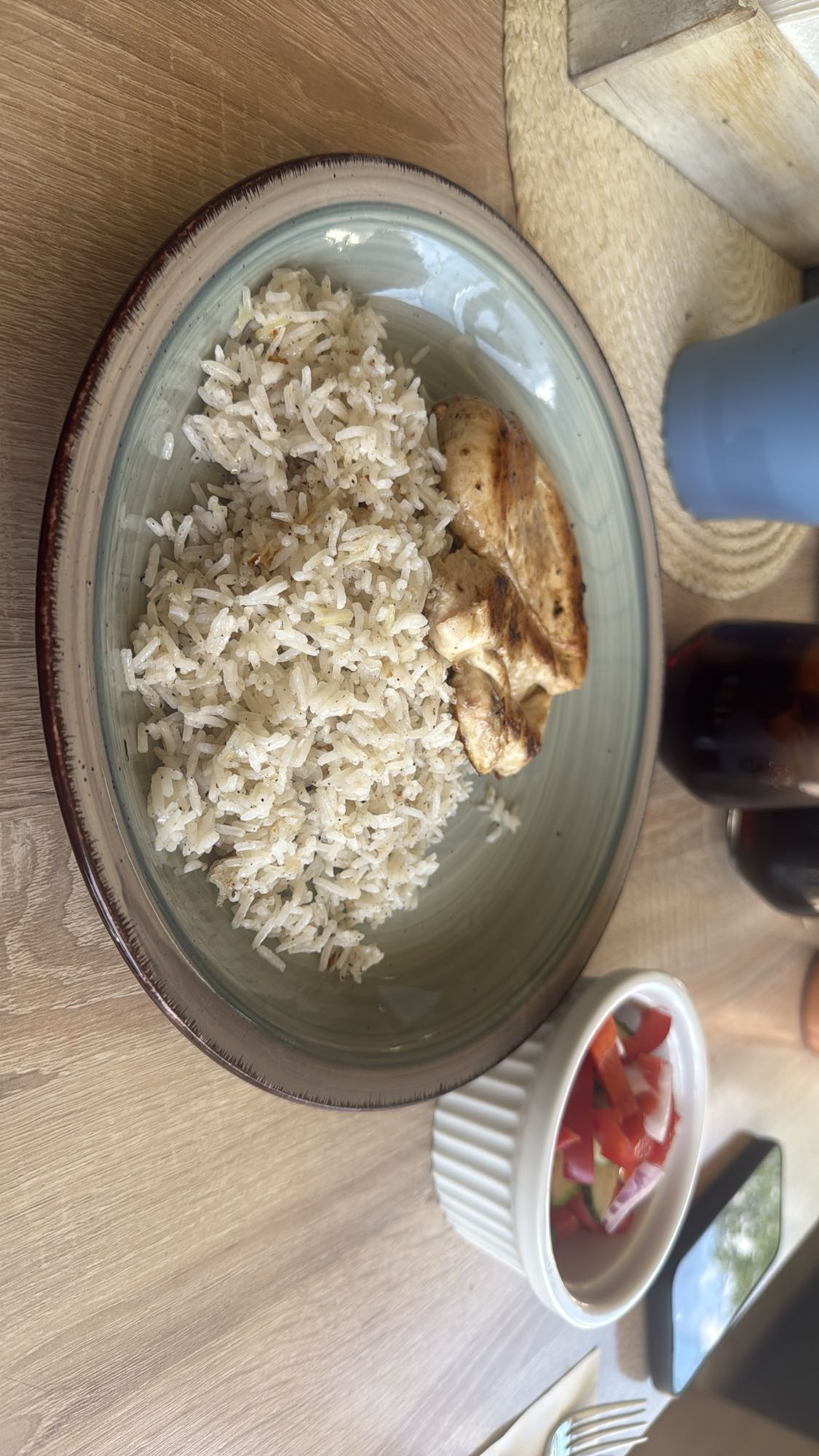 Kurczak z ryżem i sałatką