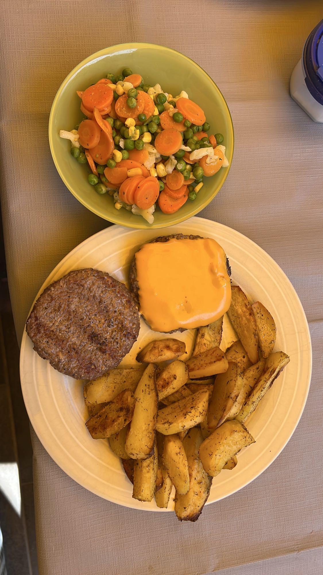 kotlety z warzywami i frytkami