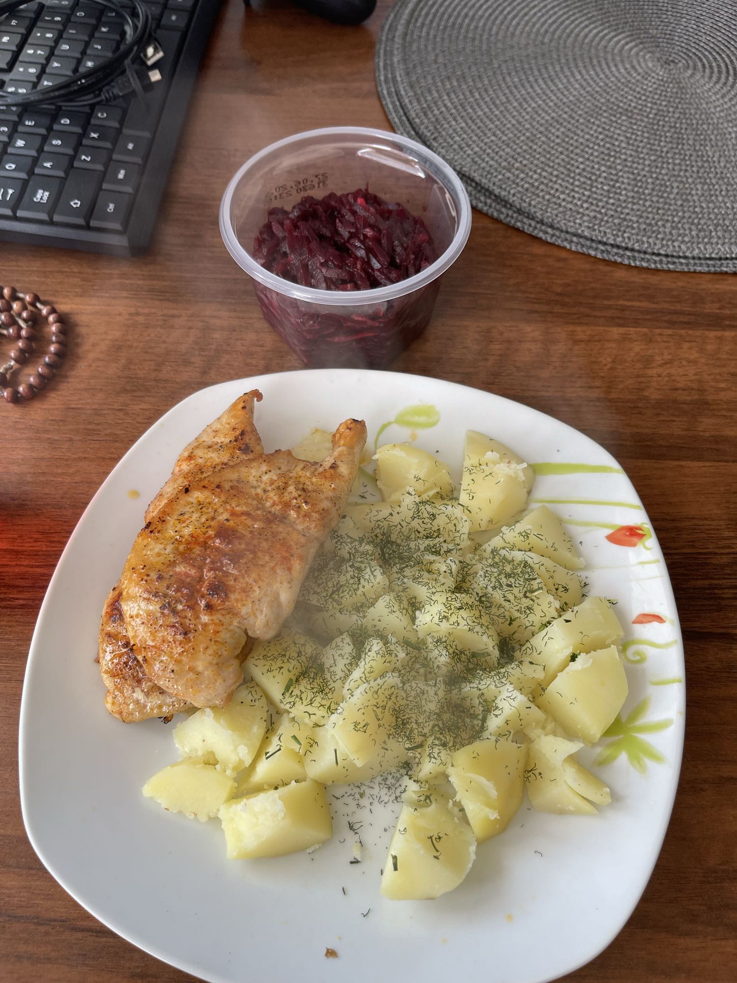 Kurczak z ziemniakami i buraczkami