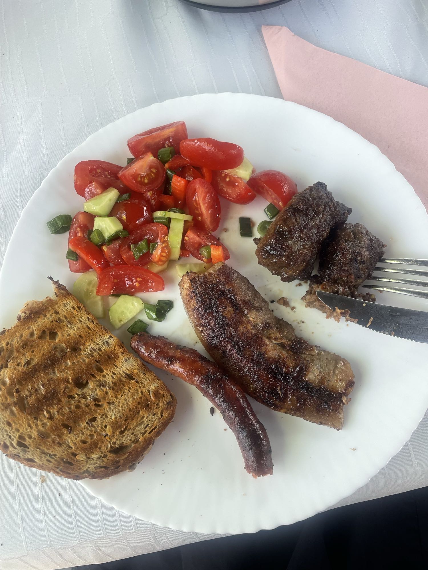 Mic dejun cu carne și salată