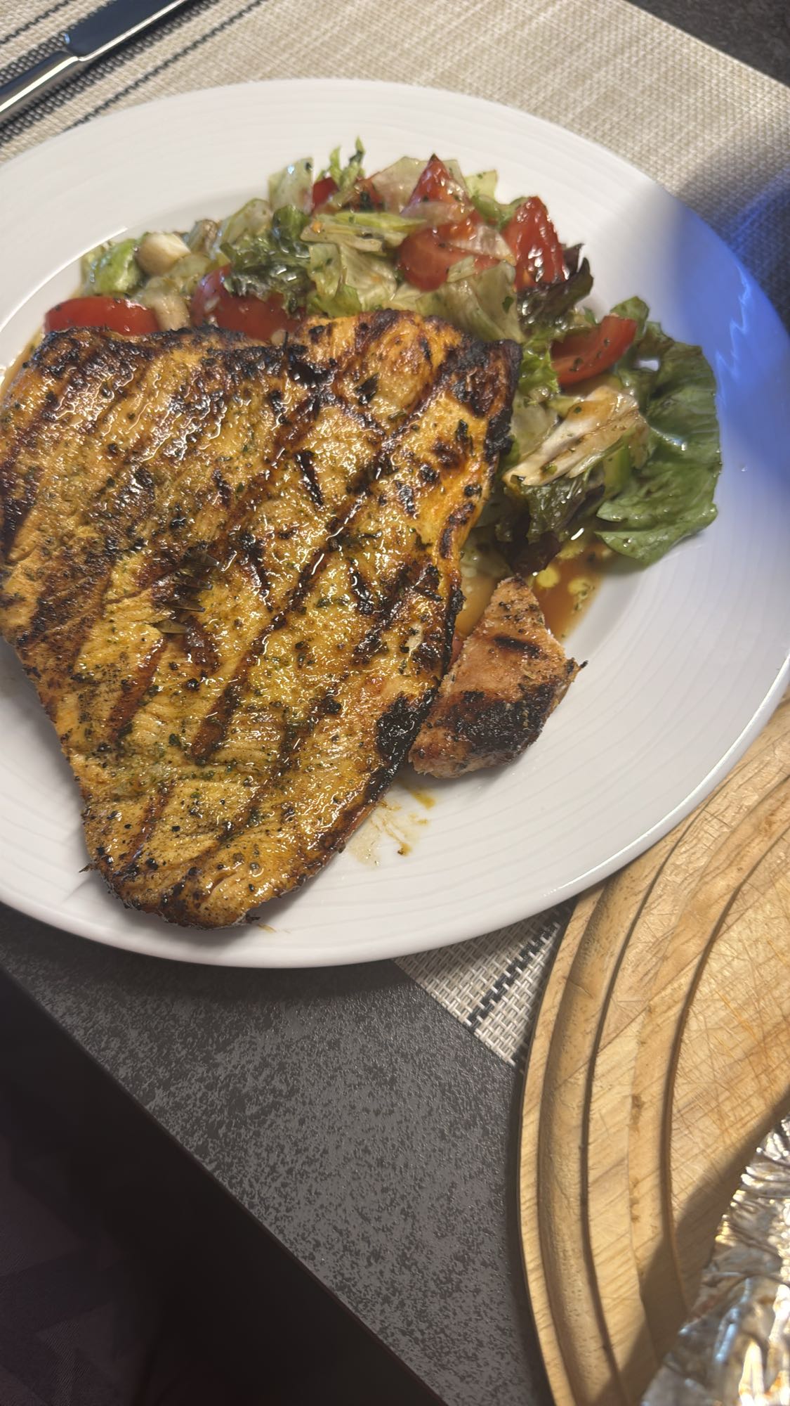 Gegrilltes Hähnchen mit Salat