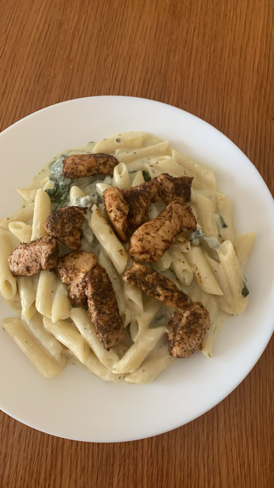 Makaron z kurczakiem w sosie