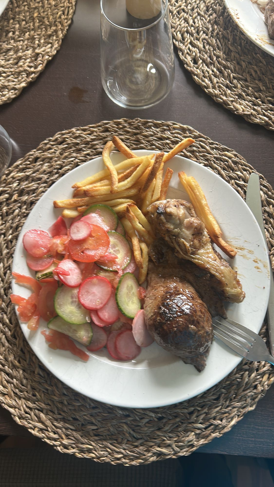 Pollo con papas y ensalada