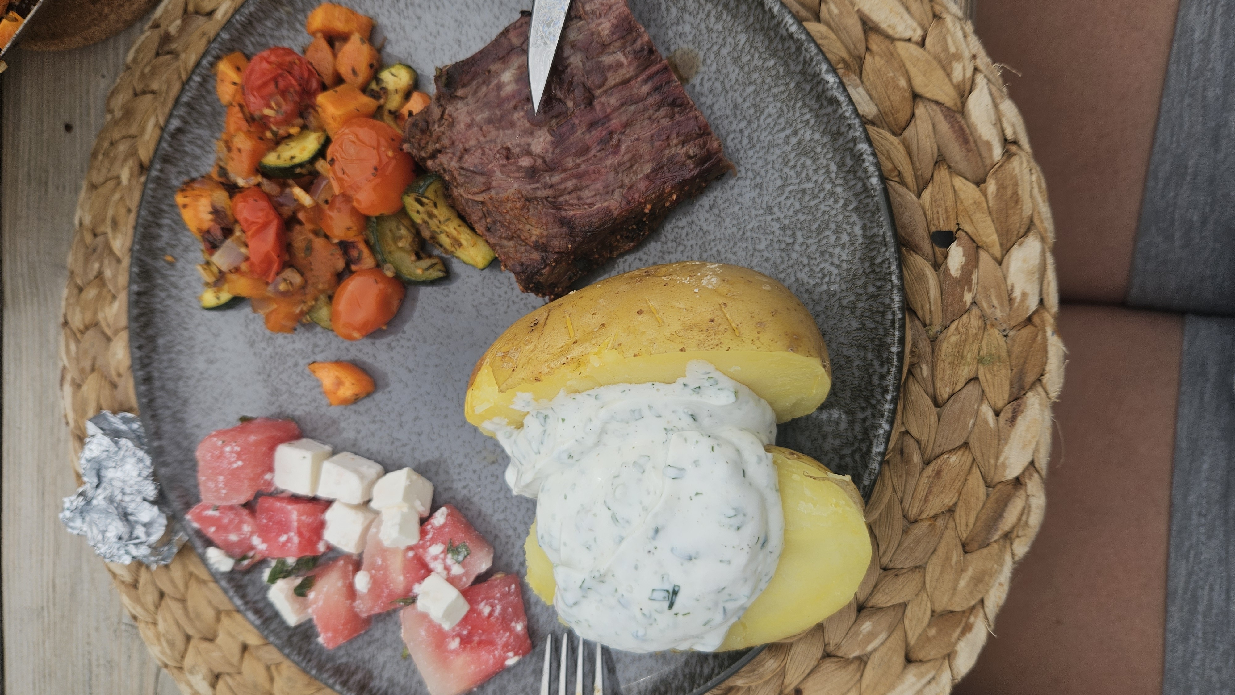 Grillteller mit Salat