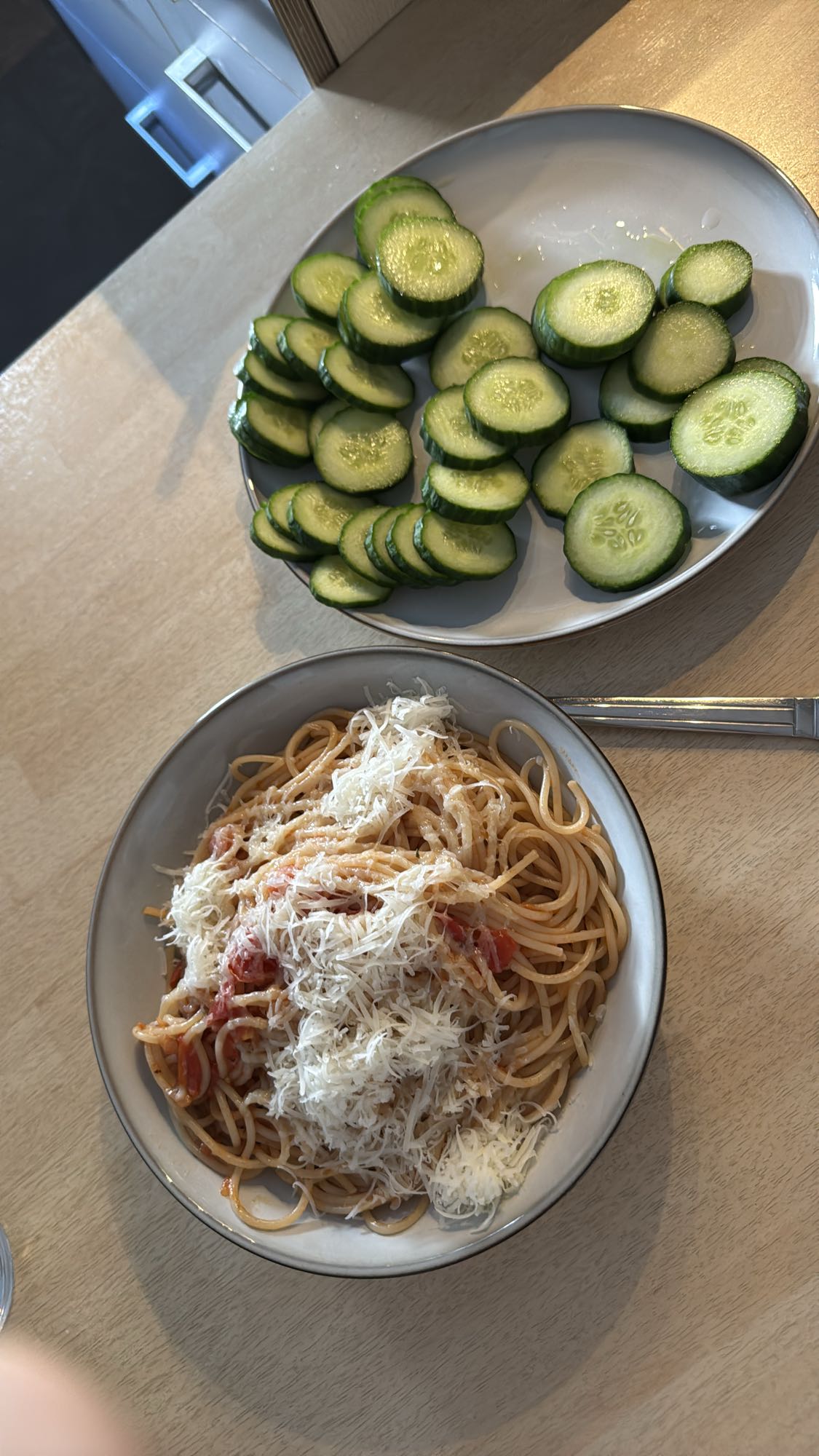Spaghetti mit Gurkensalat