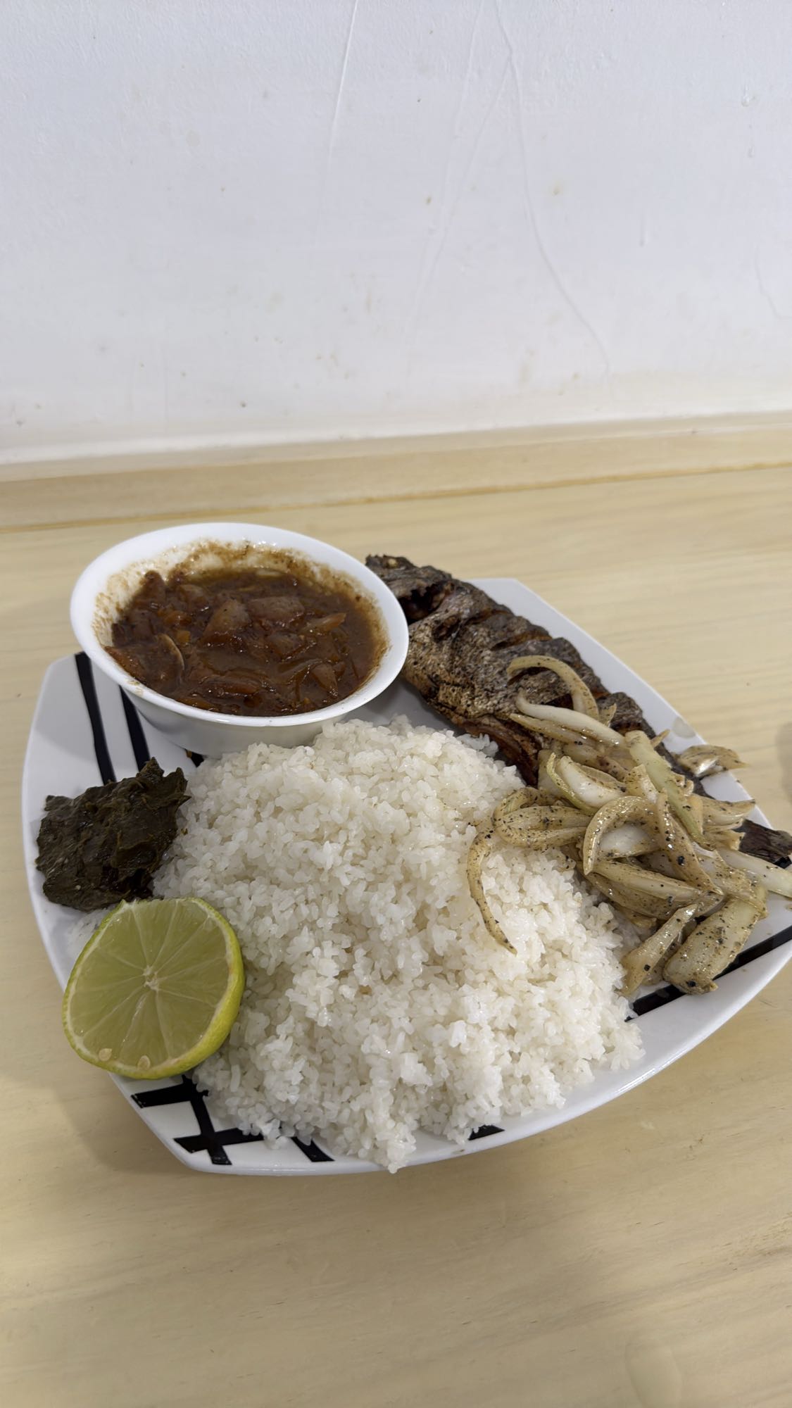 pescado con arroz y salsa