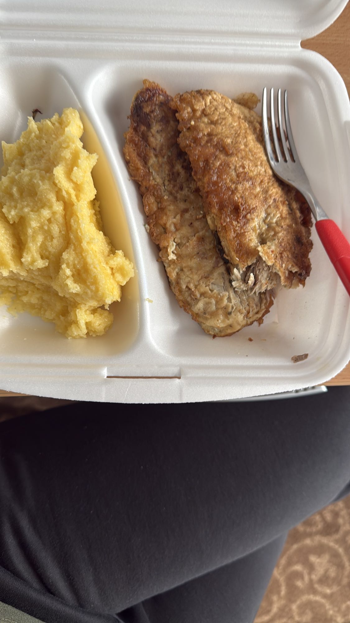 Pește prăjit cu mămăligă