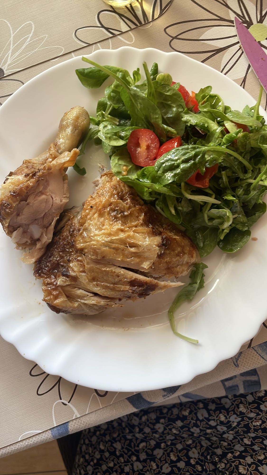 Pui la rotisor cu salată